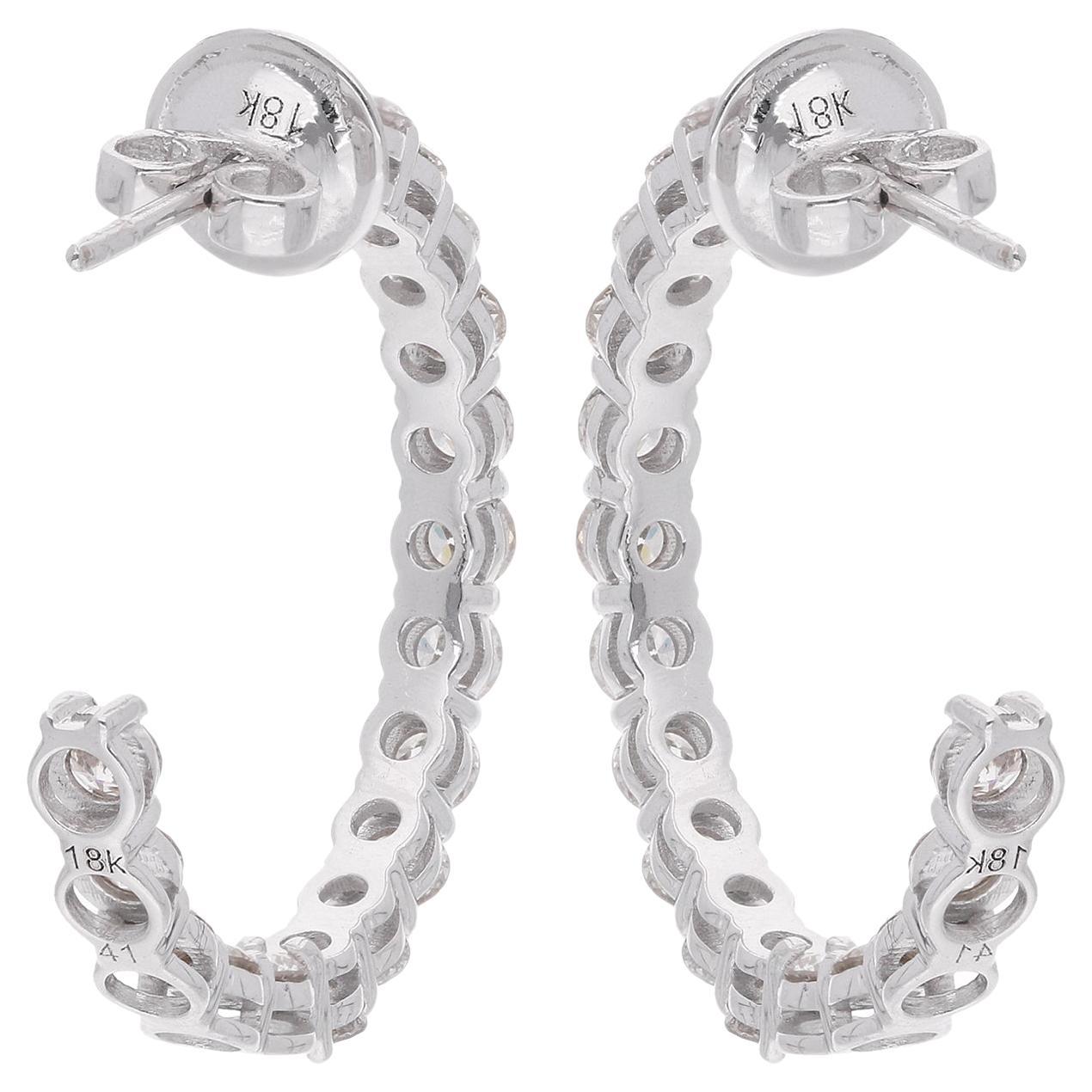 Mejora tu look diario con estos impresionantes aros de diamantes. Estos pendientes están elaborados con oro macizo de 18 quilates y presentan un aro semicircular con cierre de presión. Los pendientes están disponibles en oro rosa/oro amarillo/oro