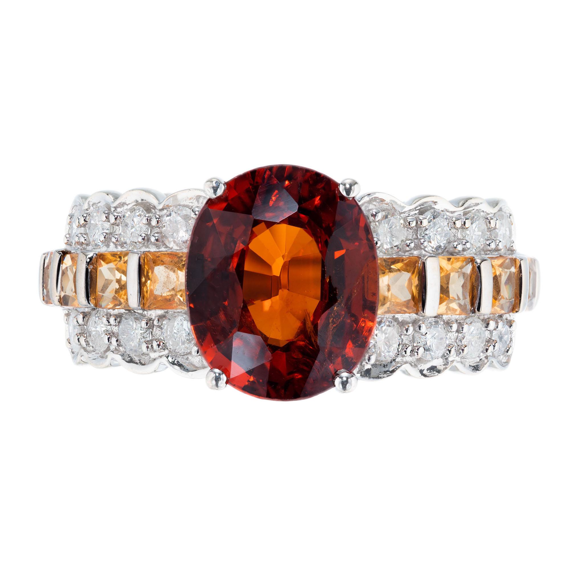 Bague de fiançailles en grenat spessartine ovale non traité de couleur brun-orange, citrine et diamant. Spessartine ovale sertie au centre en or blanc 14k avec des diamants pleine taille et des pierres d'accentuation carrées en citrine jaune. EGL #