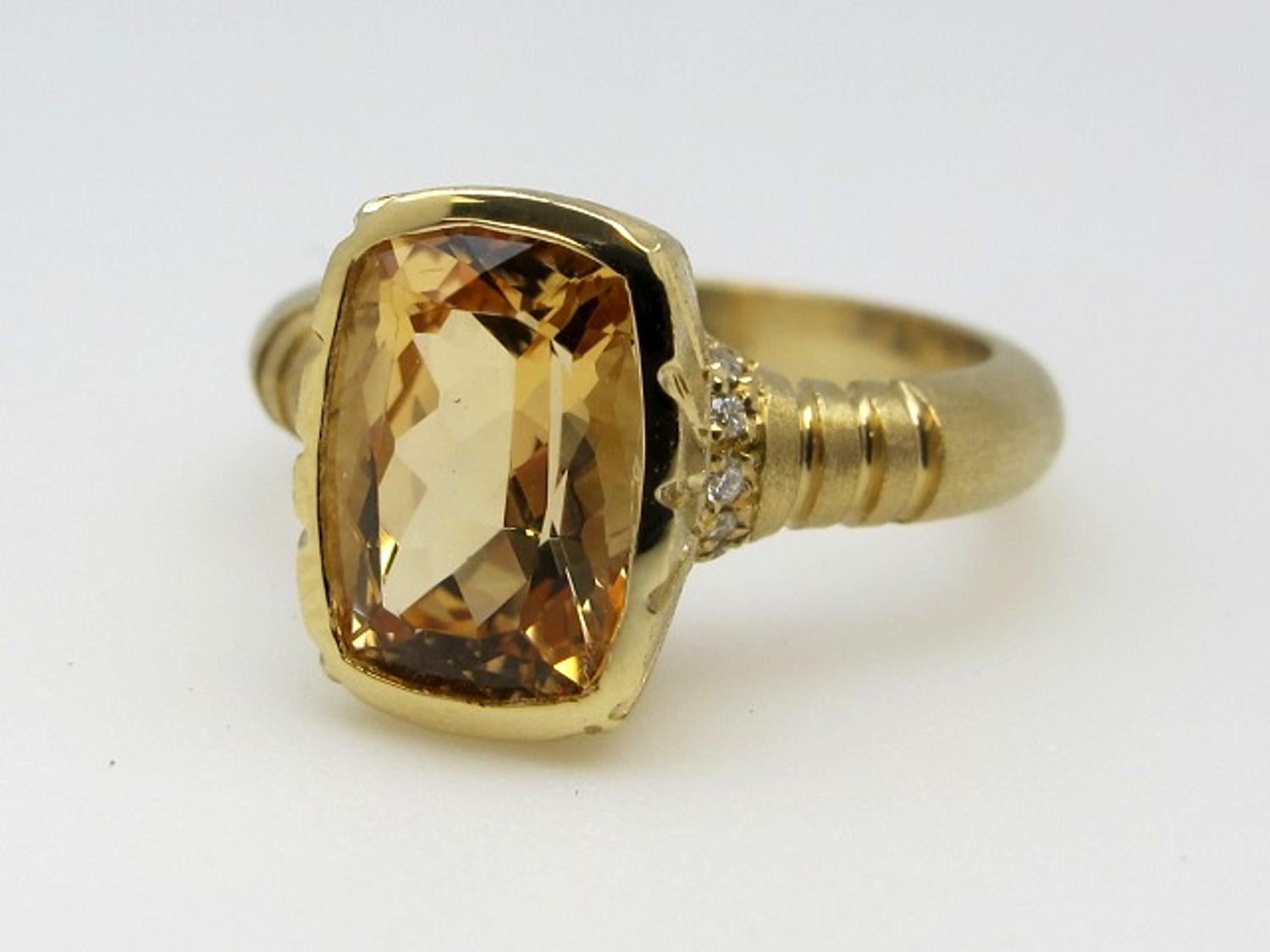 3.27 Carat Topaz and Diamonds 18k Yellow Gold Ring In New Condition In Los Angeles, CA