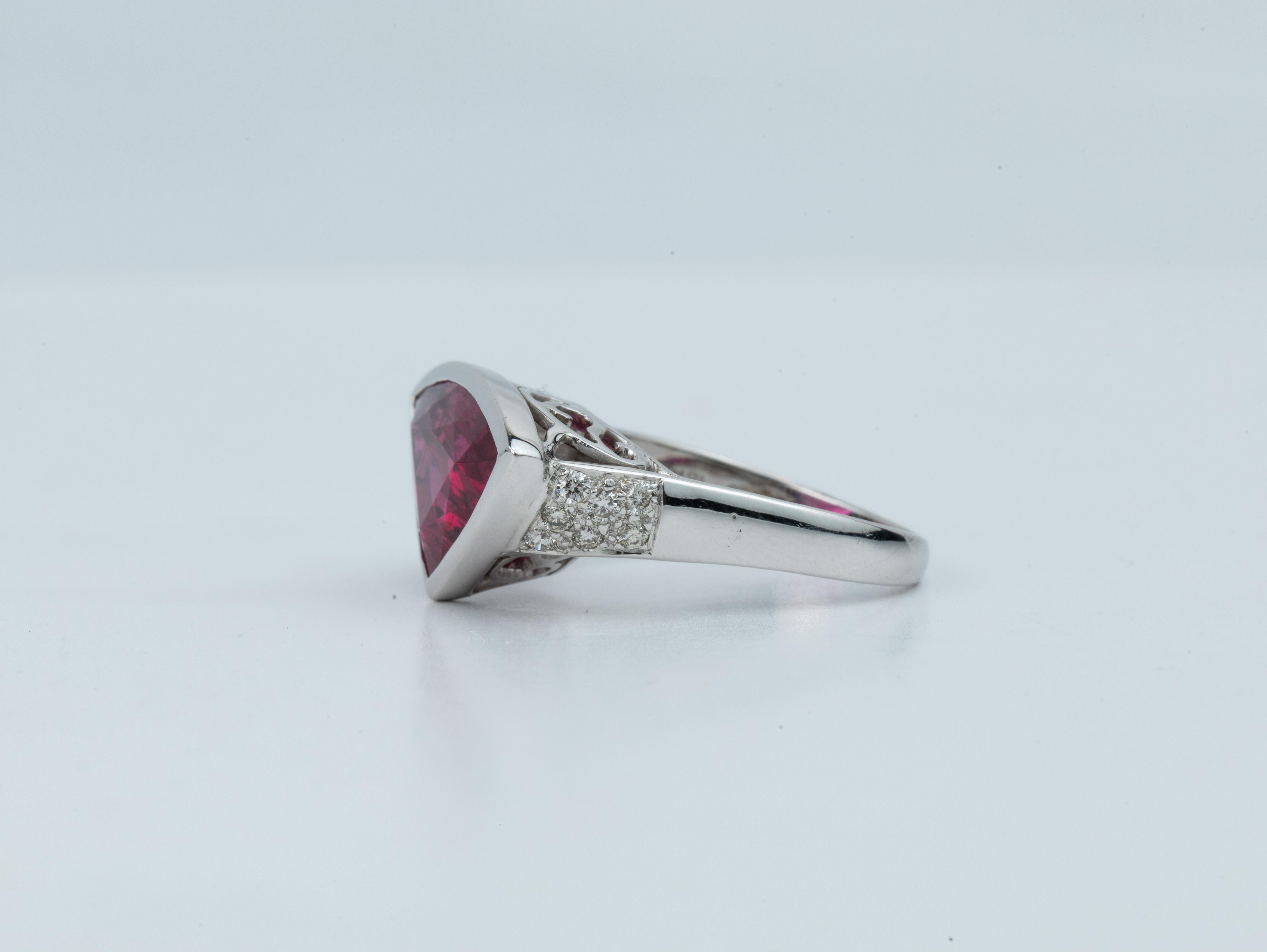 3.27 Carat Trillion Cut Rubellite Tourmaline 0.83 Diamonds Cocktail Ring 18k For Sale 3