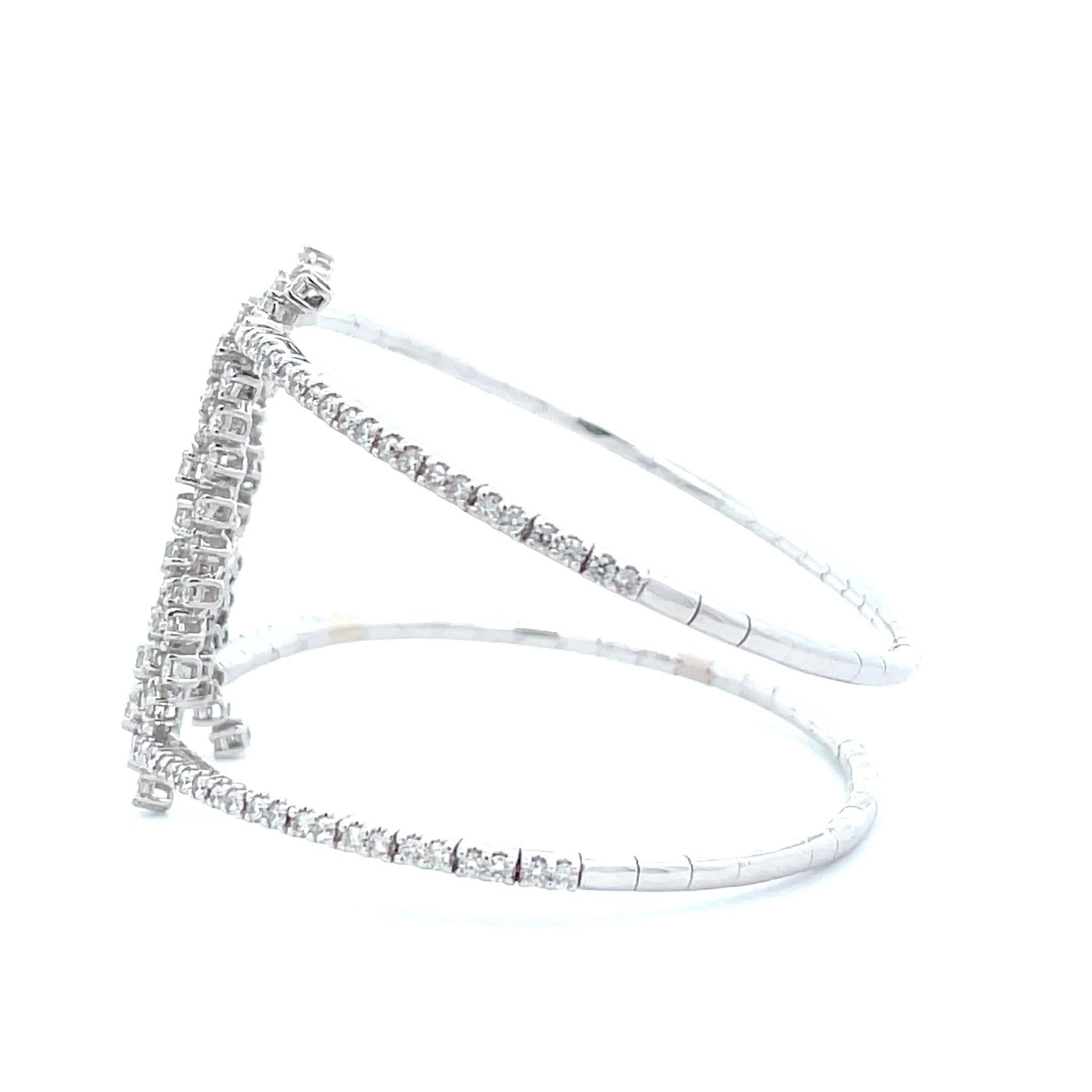 Taille ronde Bracelet manchette en or blanc 14k, 3.27ct, diamant en grappe en vente