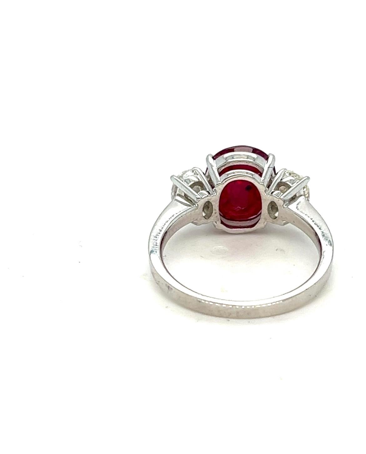 3.27 Ct Red Ruby Flanked with 0.92 Ct Oval Diamonds Engagement Ring For Sale 5