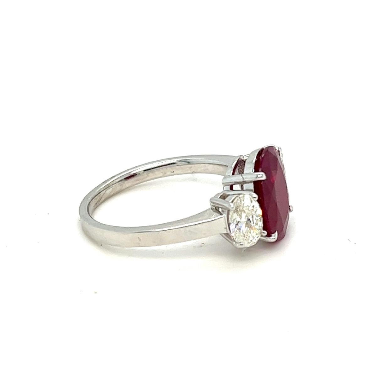 3.27 Ct Red Ruby Flanked with 0.92 Ct Oval Diamonds Engagement Ring For Sale 6