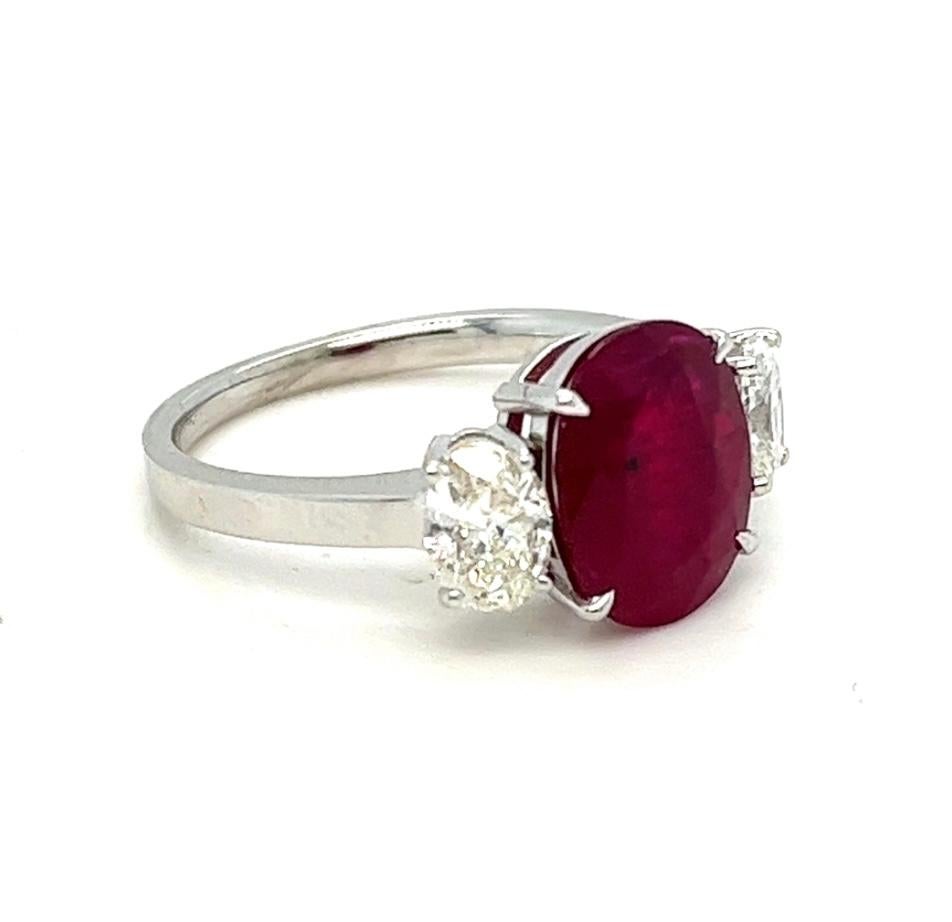 3.27 Ct Red Ruby Flanked with 0.92 Ct Oval Diamonds Engagement Ring For Sale 7