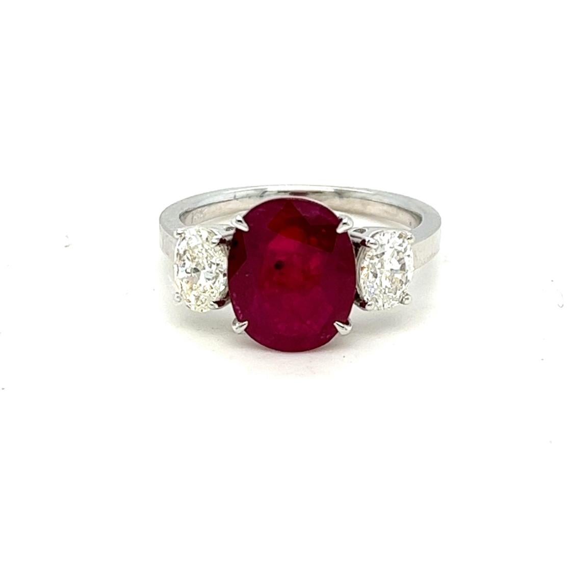 Women's 3.27 Ct Red Ruby Flanked with 0.92 Ct Oval Diamonds Engagement Ring For Sale