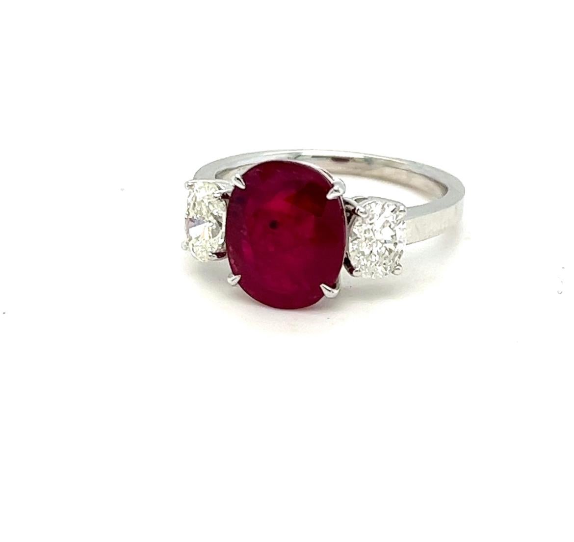3.27 Ct Red Ruby Flanked with 0.92 Ct Oval Diamonds Engagement Ring For Sale 1