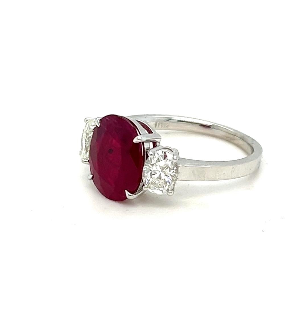 3.27 Ct Red Ruby Flanked with 0.92 Ct Oval Diamonds Engagement Ring For Sale 2