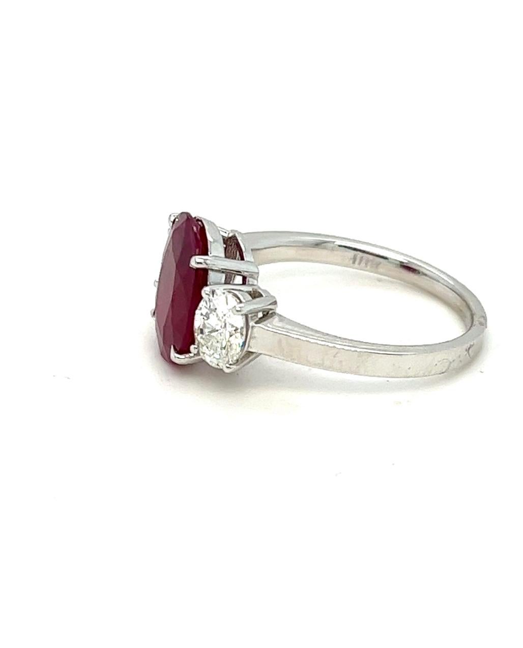 3.27 Ct Red Ruby Flanked with 0.92 Ct Oval Diamonds Engagement Ring For Sale 3