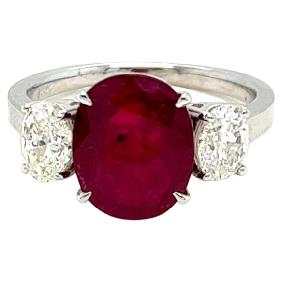 3.27 Ct Red Ruby Flanked with 0.92 Ct Oval Diamonds Engagement Ring For Sale