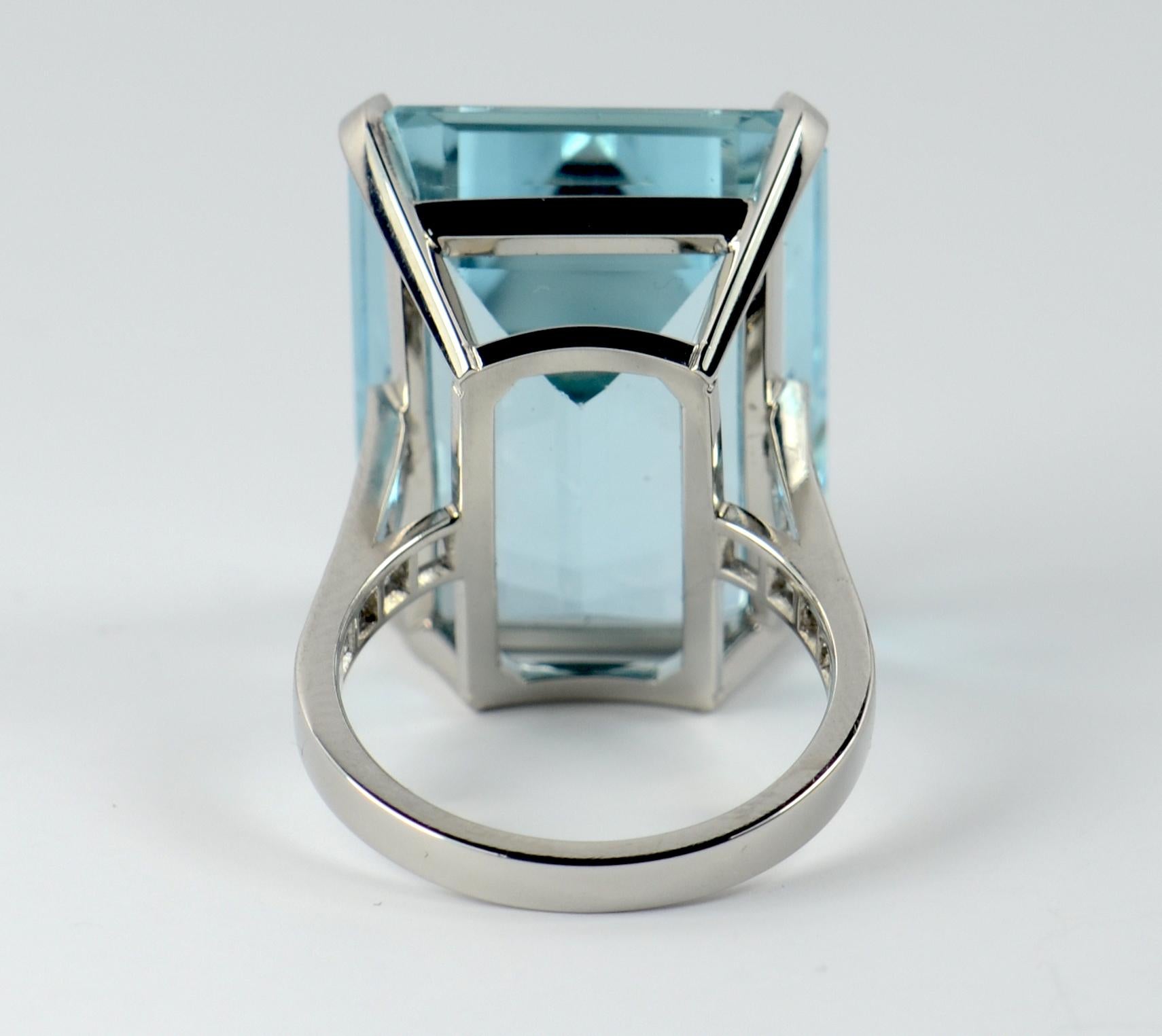 32.70 Carat Aquamarine and Diamond Cocktail Ring In Excellent Condition For Sale In London, GB