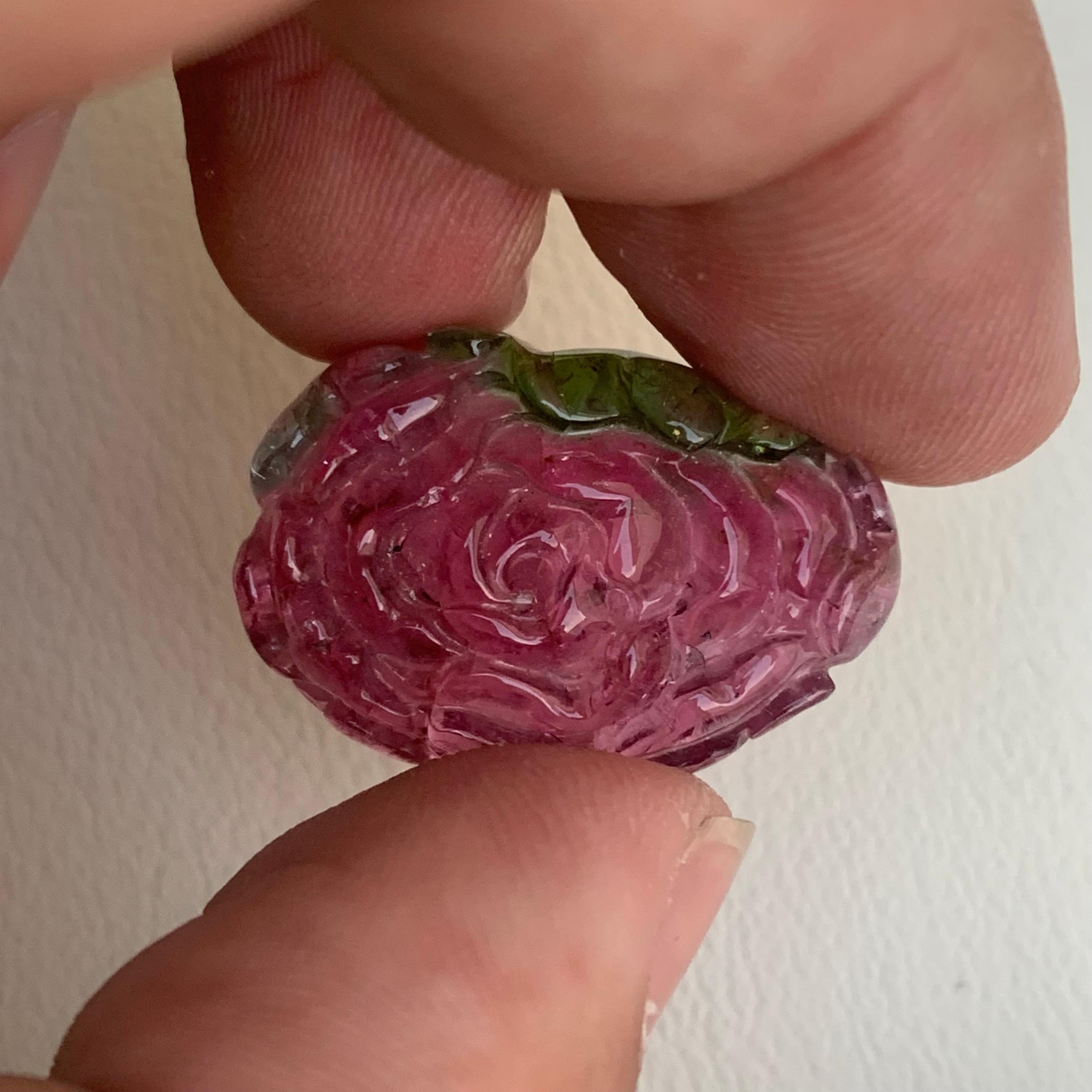 32.75 Carat Natural Watermelon Tourmaline Flower Carving for Jewelry Making In New Condition For Sale In Peshawar, PK