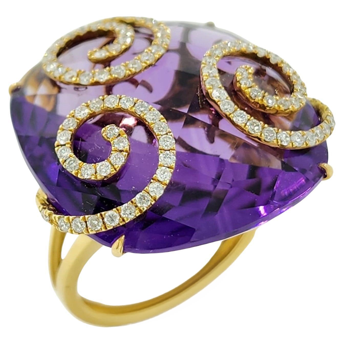 32,78 Karat Amethyst-Ring im Kissen-Schliff mit Diamanten aus 18 Karat Gelbgold