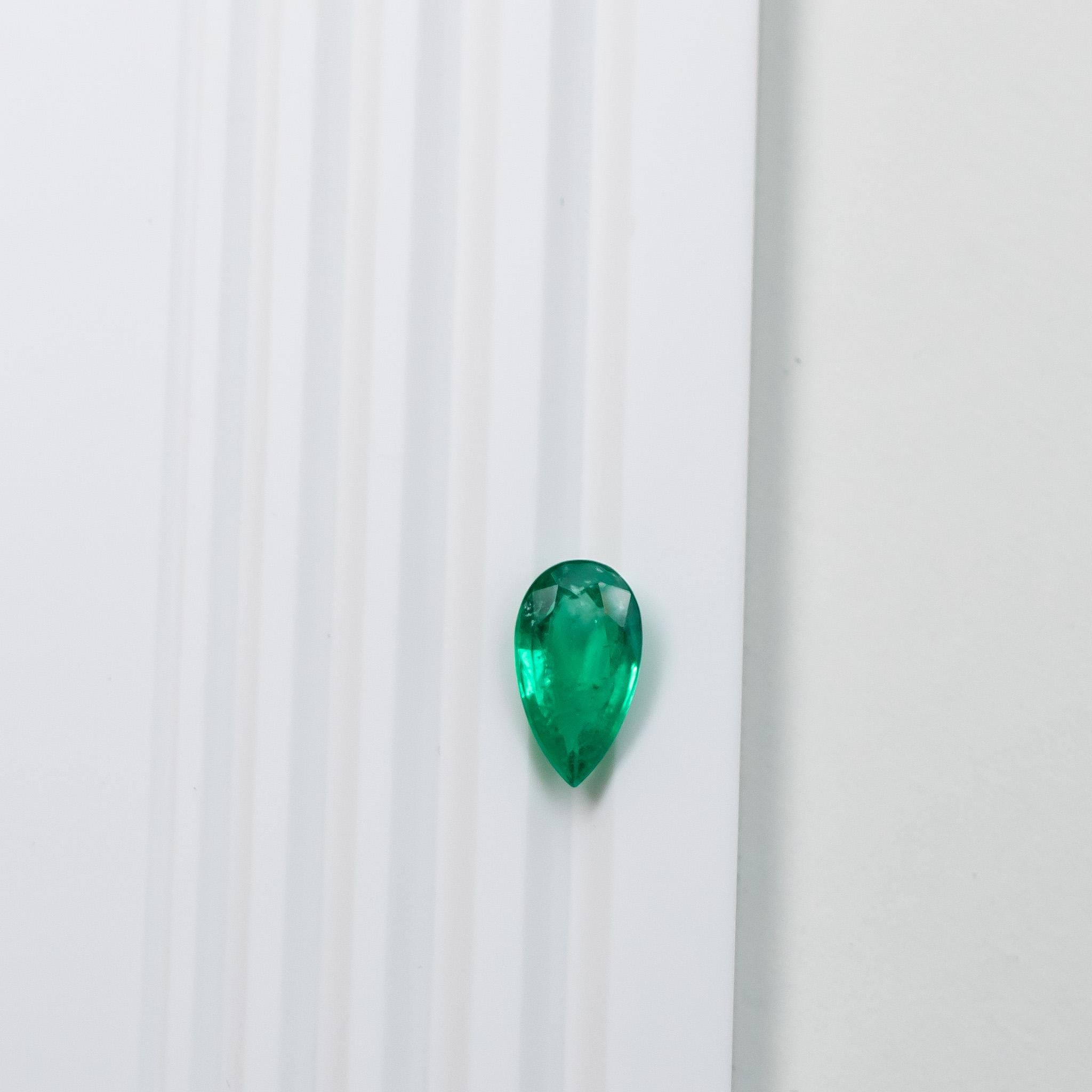 Pear Cut 3.27ct Colombian Green Emerald Pear-Cut Loose Amazing Colour and Glow For Sale