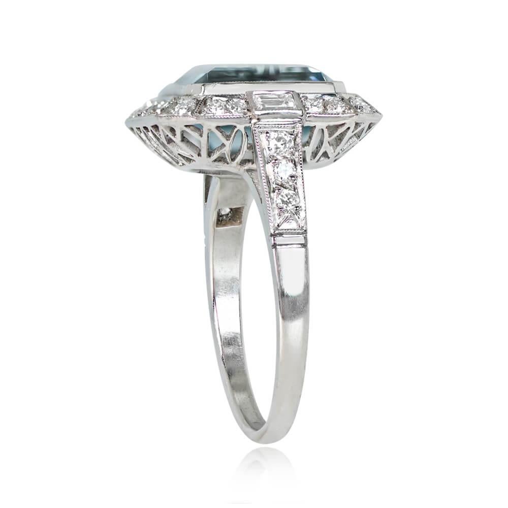 3.26 Karat Aquamarin im Smaragdschliff Verlobungsring, Diamant-Halo, Platin Damen