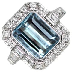 3.26 Karat Aquamarin im Smaragdschliff Verlobungsring, Diamant-Halo, Platin