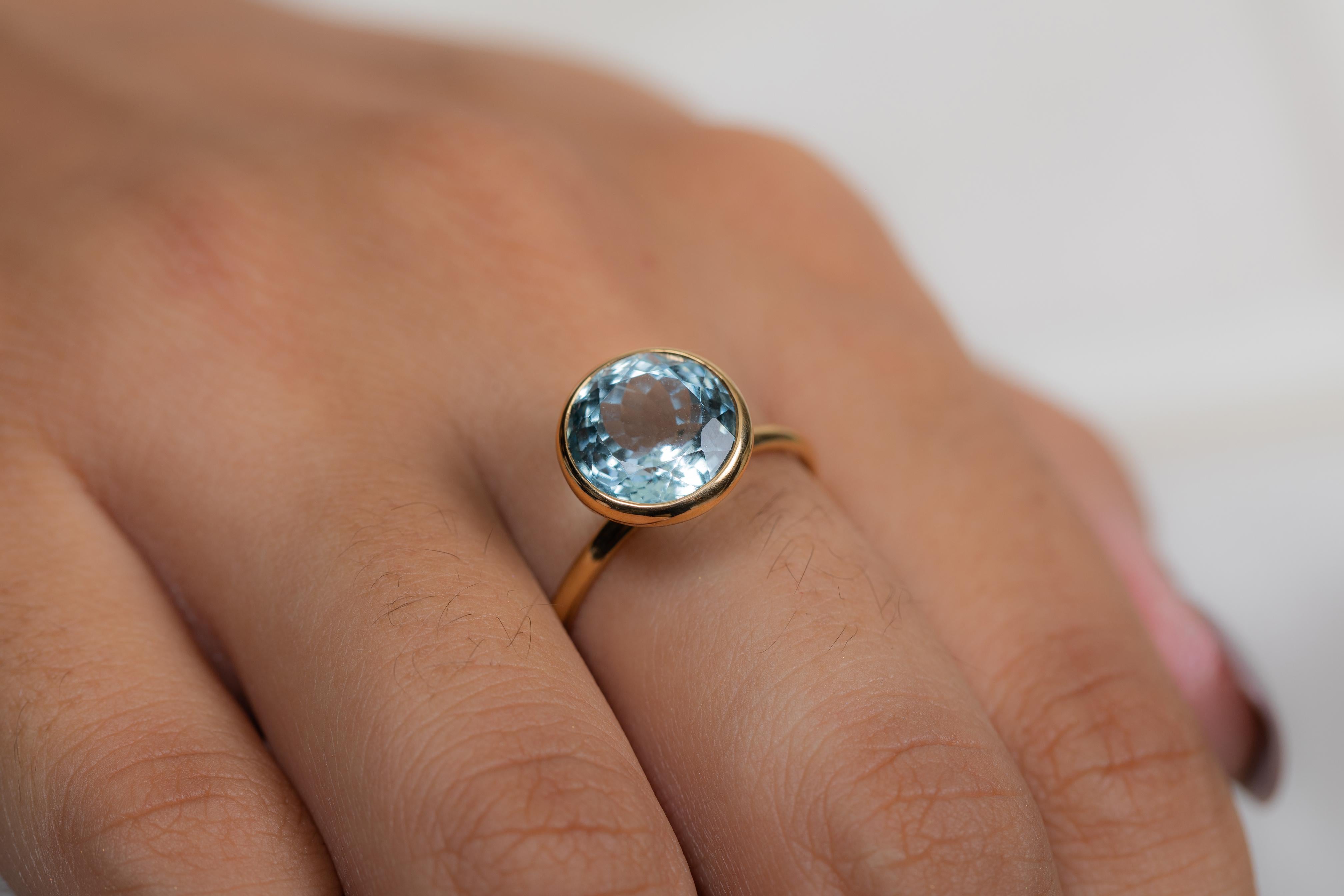 For Sale:  3.28 Carat Aquamarine Round Cut Cocktail Ring in 18K Yellow Gold 2