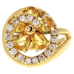 Anillo de cóctel de oro amarillo de 18 quilates con diamante y zafiro amarillo natural de 3,28 quilates