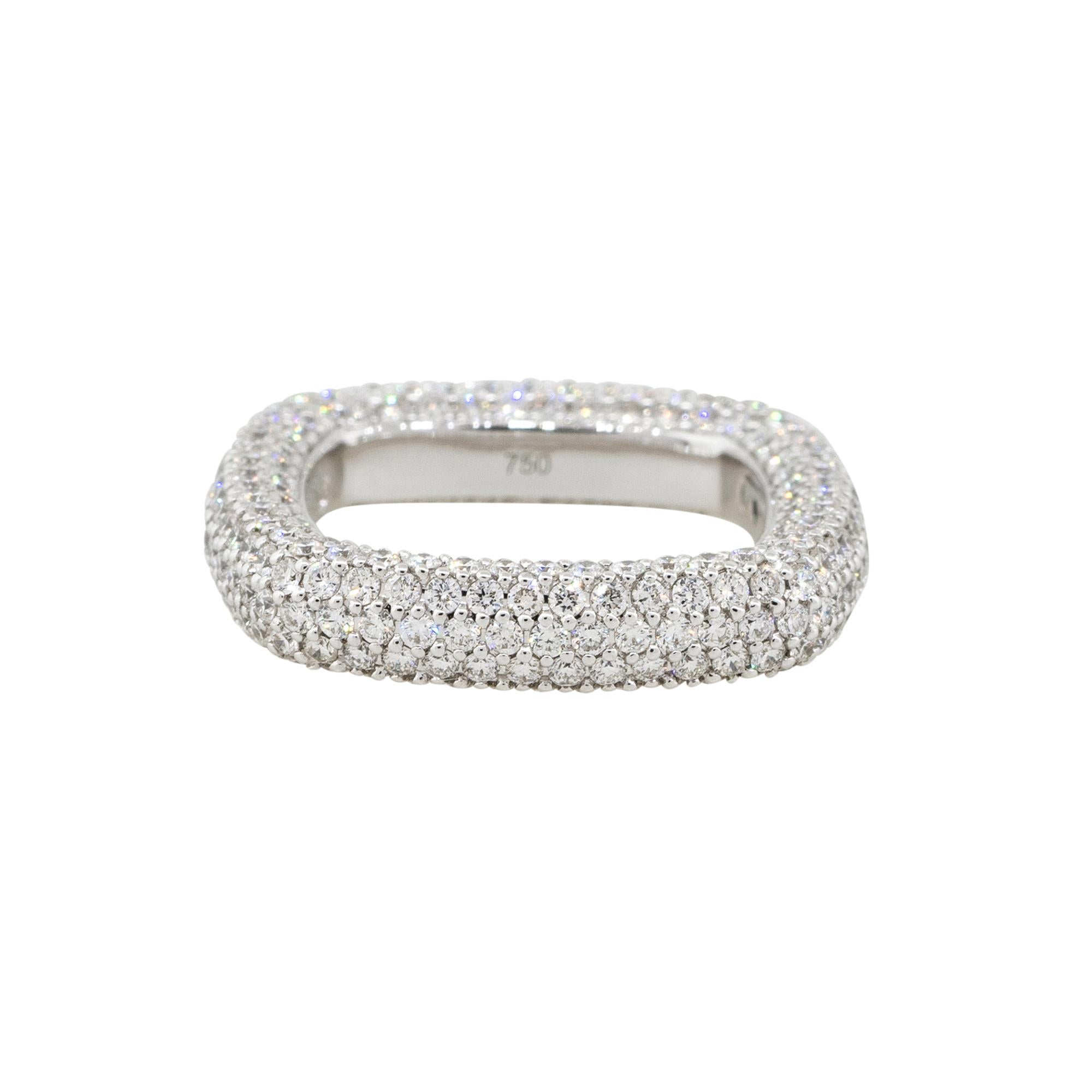 Donna 3.28 Carat Round Diamond Pave Ring 18 Karat in Stock in vendita