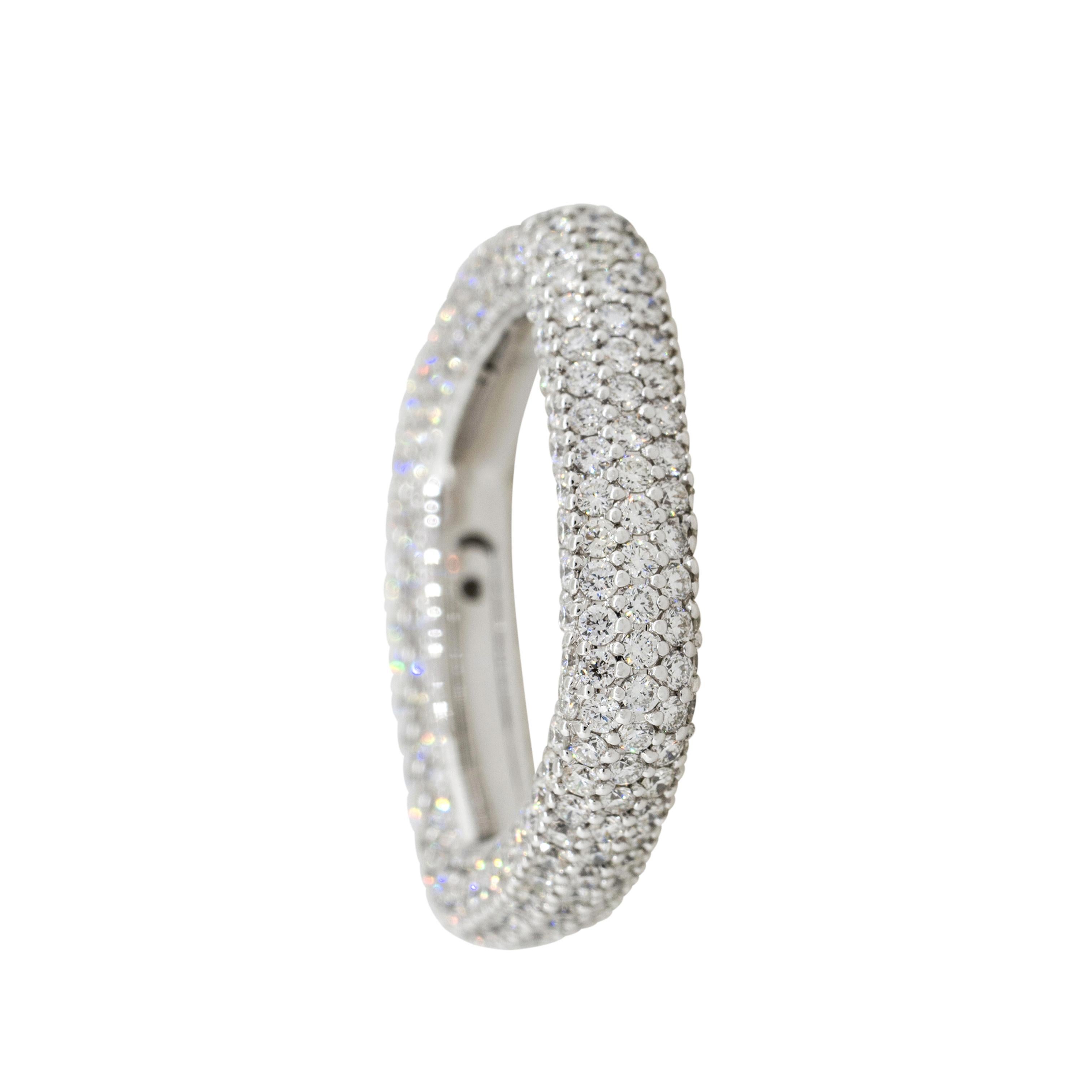 3.28 Carat Round Diamond Pave Ring 18 Karat in Stock in vendita 4