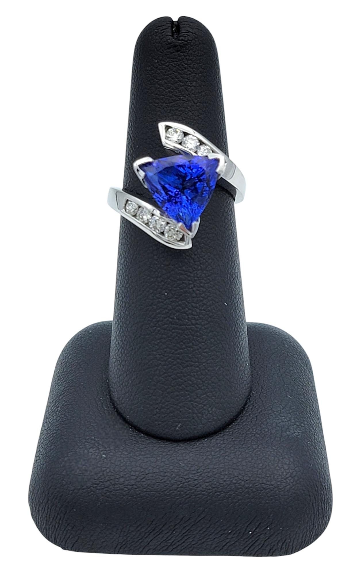 Anello Bypass con tanzanite e diamanti taglio trilione da 3,28 carati in oro bianco 14 carati in vendita 4
