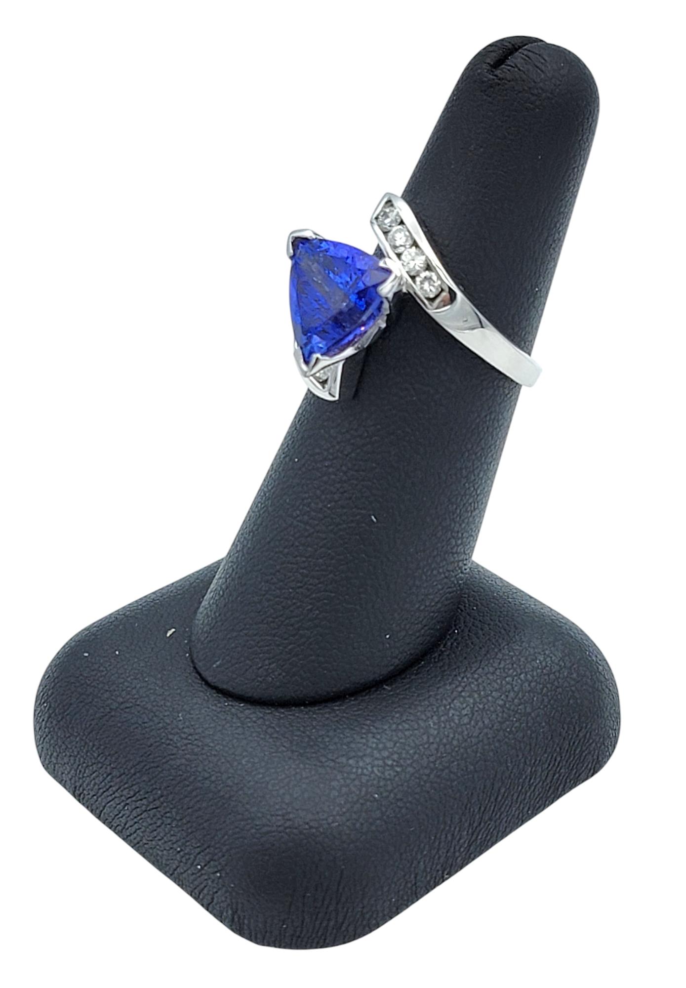 Anello Bypass con tanzanite e diamanti taglio trilione da 3,28 carati in oro bianco 14 carati in vendita 5