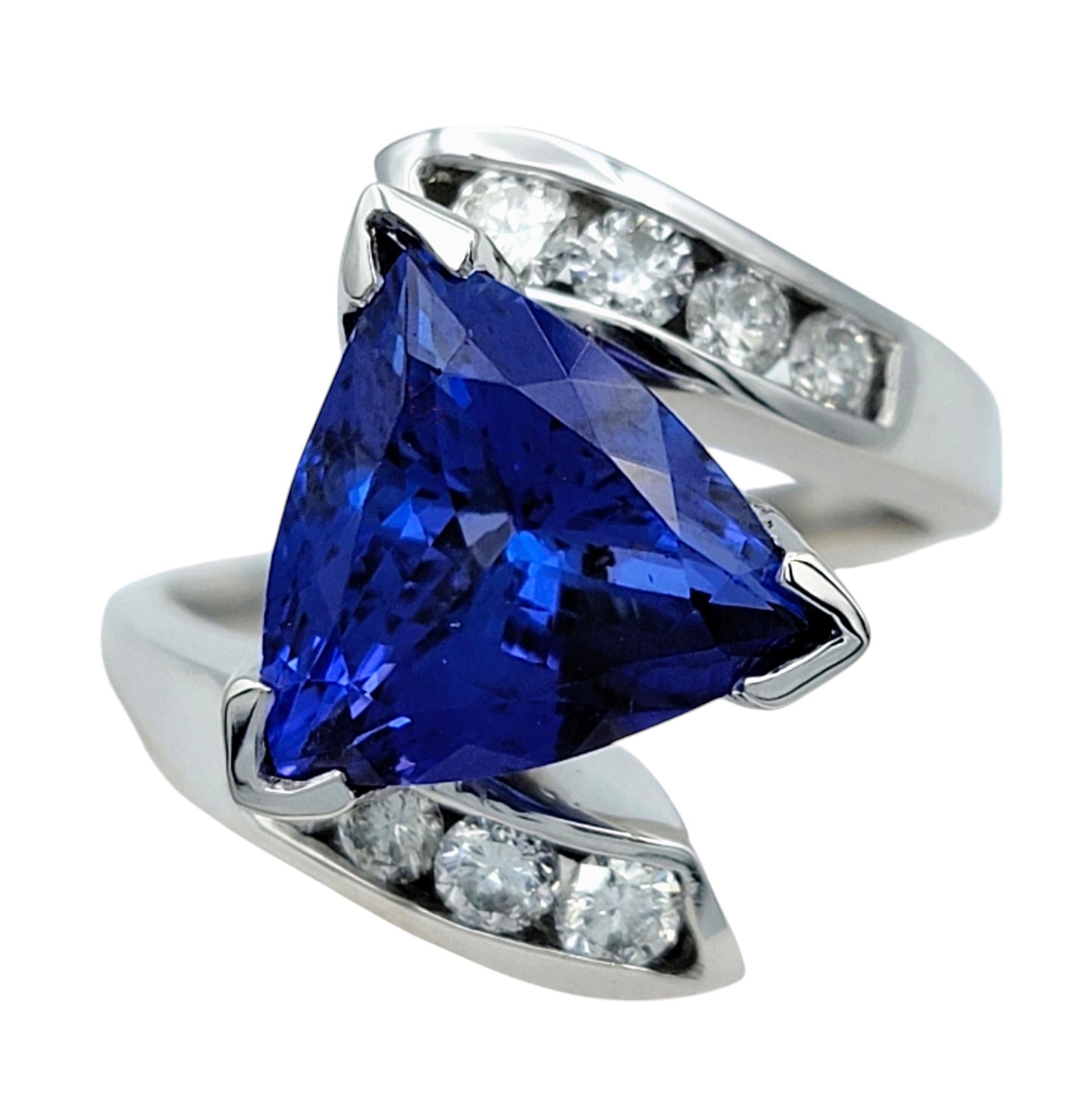 Misura dell'anello: 7 

Prova il fascino dell'eleganza contemporanea con questo squisito anello con tanzanite e diamanti, una vera e propria dichiarazione di raffinatezza. Il cuore di questo gioiello è costituito da un'affascinante tanzanite da 3,28