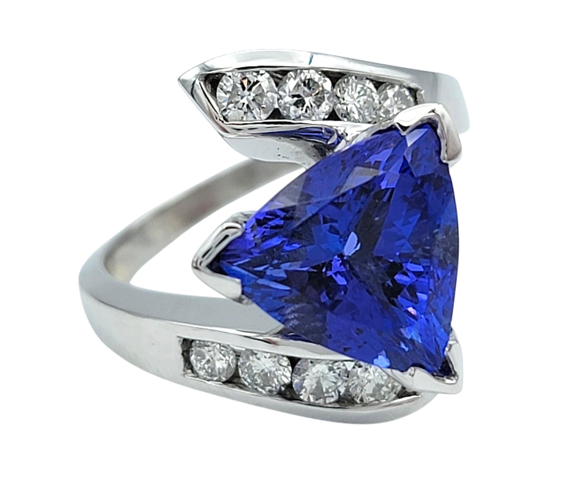 Contemporaneo Anello Bypass con tanzanite e diamanti taglio trilione da 3,28 carati in oro bianco 14 carati in vendita