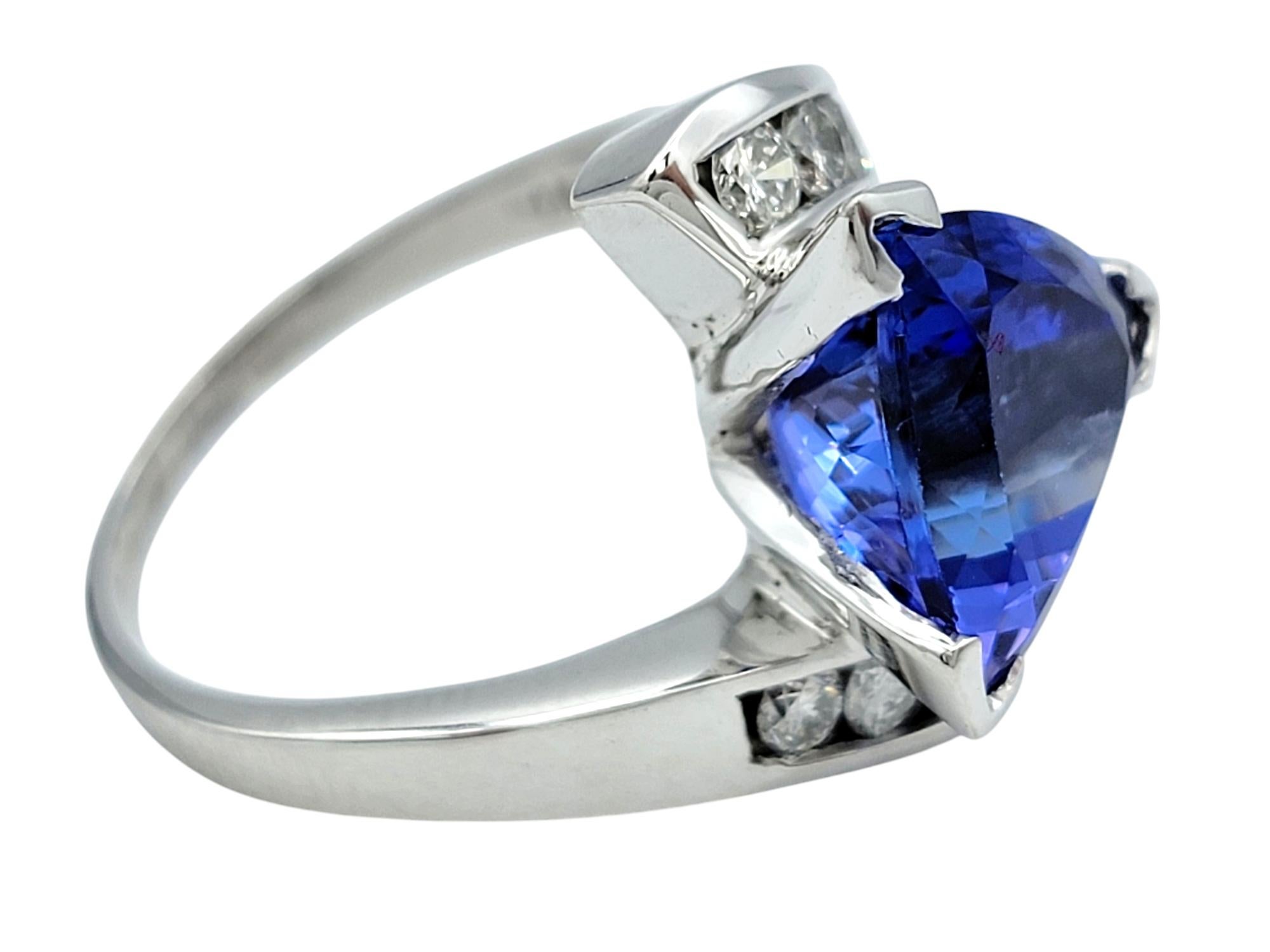 Taglio trillion Anello Bypass con tanzanite e diamanti taglio trilione da 3,28 carati in oro bianco 14 carati in vendita
