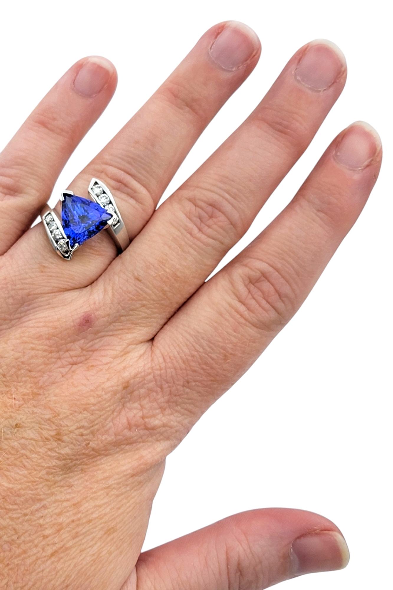 Anello Bypass con tanzanite e diamanti taglio trilione da 3,28 carati in oro bianco 14 carati in vendita 2