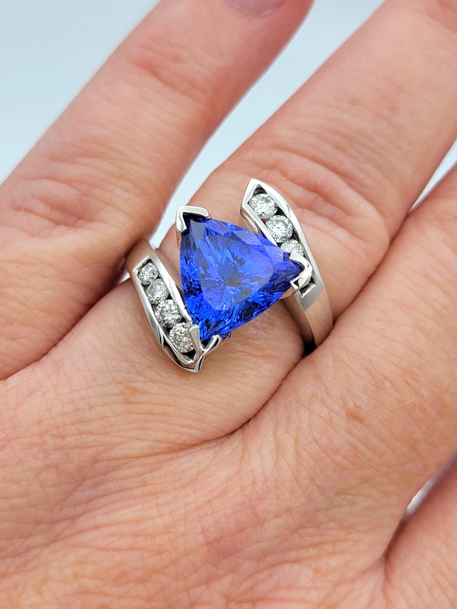 Anello Bypass con tanzanite e diamanti taglio trilione da 3,28 carati in oro bianco 14 carati in vendita 3