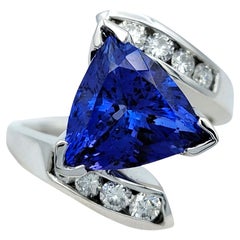 Anillo Bypass de tanzanita y diamantes talla trillón de 3,28 quilates en oro blanco de 14 quilates