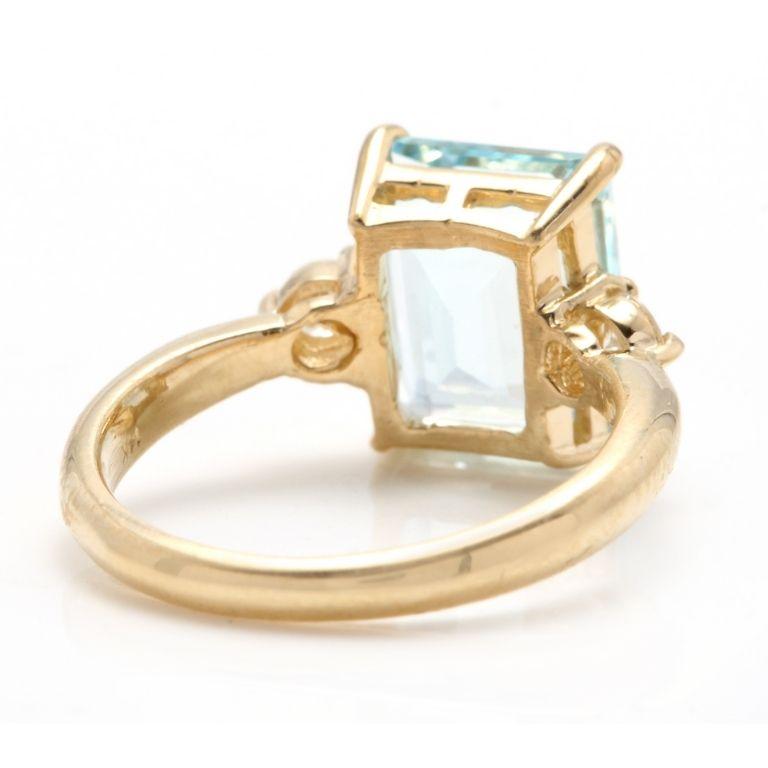 3.28 Carat Impressive Natural Aquamarine and Diamond 14 Karat Yellow Gold Ring In New Condition For Sale In Los Angeles, CA