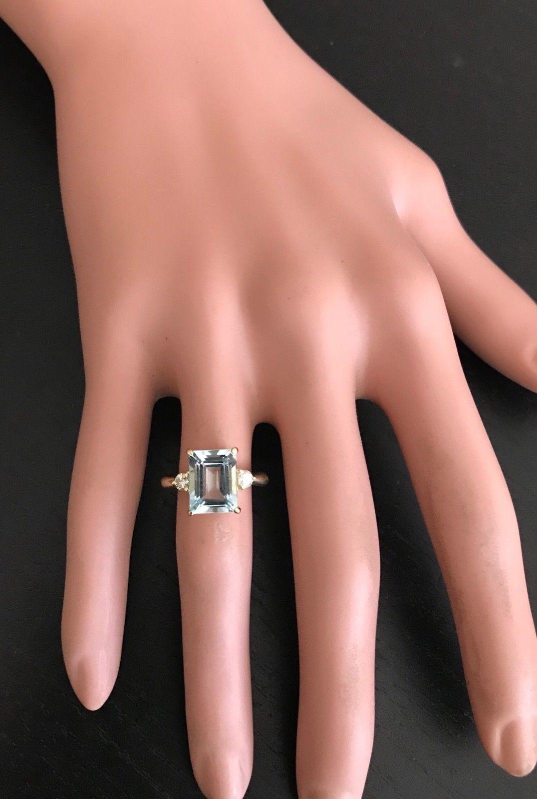 Women's 3.28 Carat Impressive Natural Aquamarine and Diamond 14 Karat Yellow Gold Ring For Sale