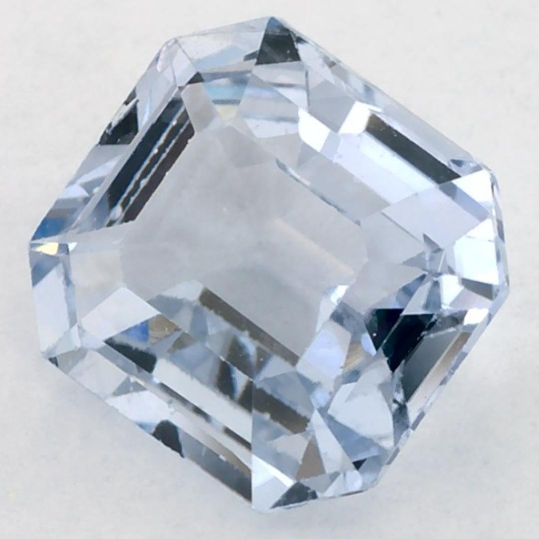 Ce saphir bleu naturel offre élégance et sophistication. Avec sa riche saturation de couleurs et sa coupe précise, il constitue la pièce maîtresse parfaite pour une bague de fiançailles ou une conception de bijoux de luxe.

Ce saphir provient du Sri