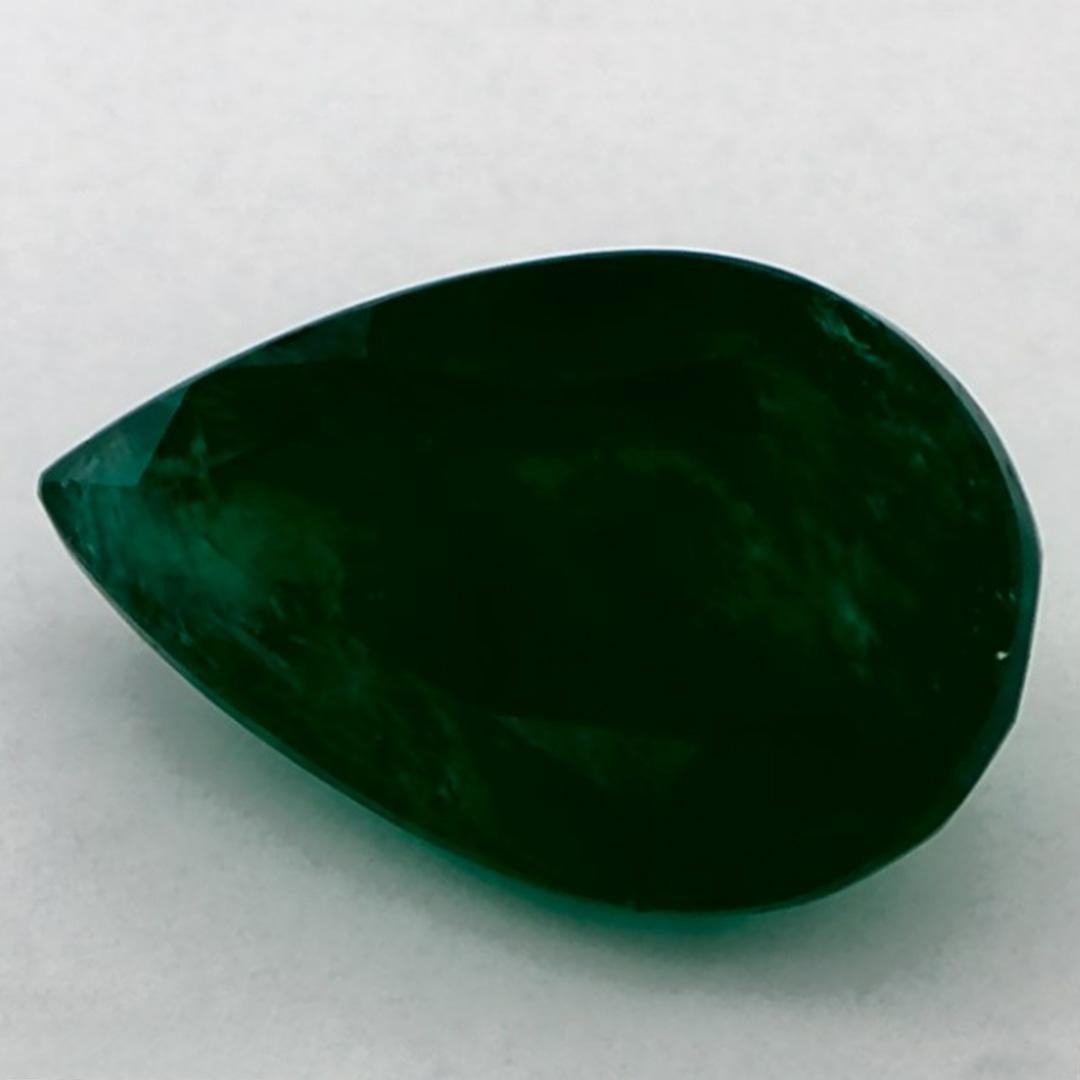 D'un vert éclatant, la pierre de naissance du mois de mai symbolise le renouveau de la croissance printanière. 

Explorez la vibrante collection d'émeraudes, de rubis et de saphirs de notre magasin, disponibles sous forme de pierres précieuses en