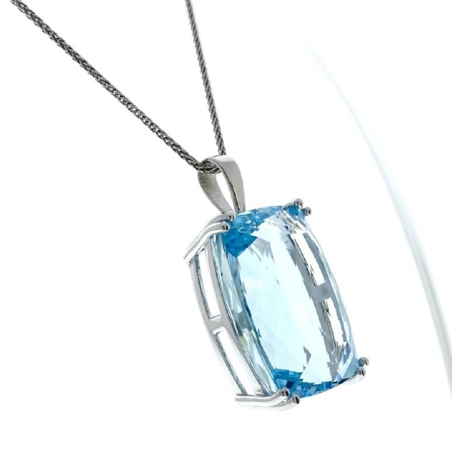 Ce pendentif à couper le souffle met en valeur une magnifique aigue-marine de 32,88 carats taillée en coussin, célèbre pour sa teinte bleu océanique saisissante et sa clarté exceptionnelle. Les tons sereins et froids de l'aigue-marine sont