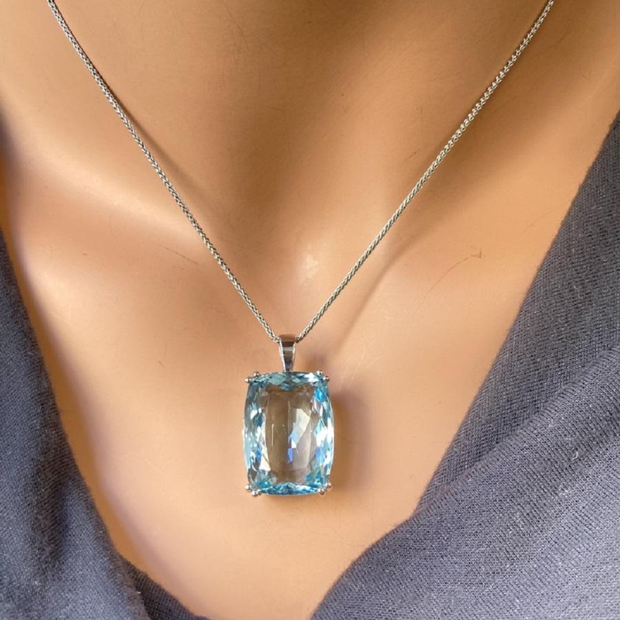Taille coussin Pendentif coussin en or blanc 14 carats avec aigue-marine de 32,88 carats en vente