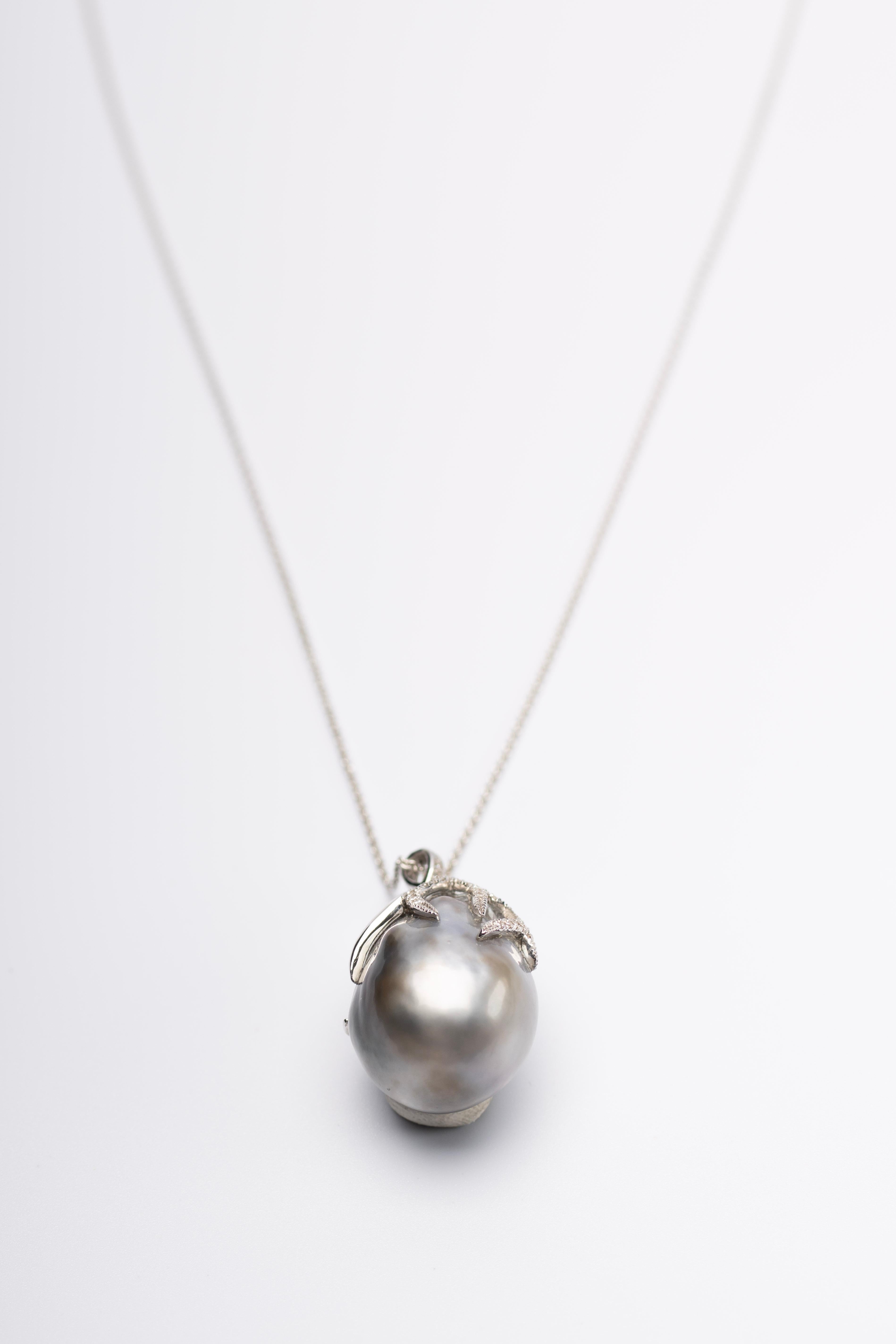32.89ct Tahitian Pearl Necklace with Diamond-Dusted Claw Setting in 18K Gold In New Condition For Sale In Westport, CT