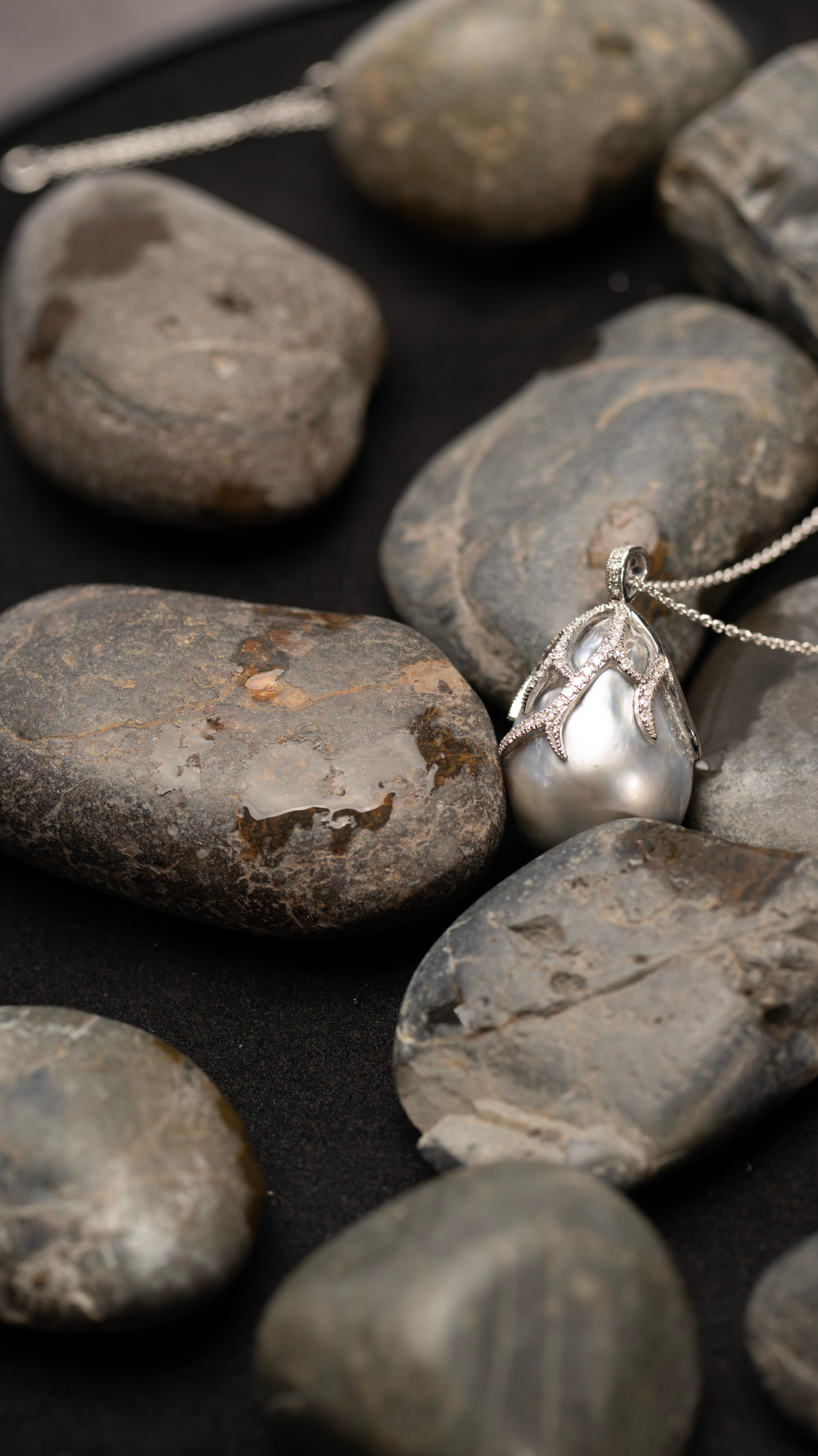 Women's or Men's 32.89ct Tahitian Pearl Necklace with Diamond-Dusted Claw Setting in 18K Gold For Sale