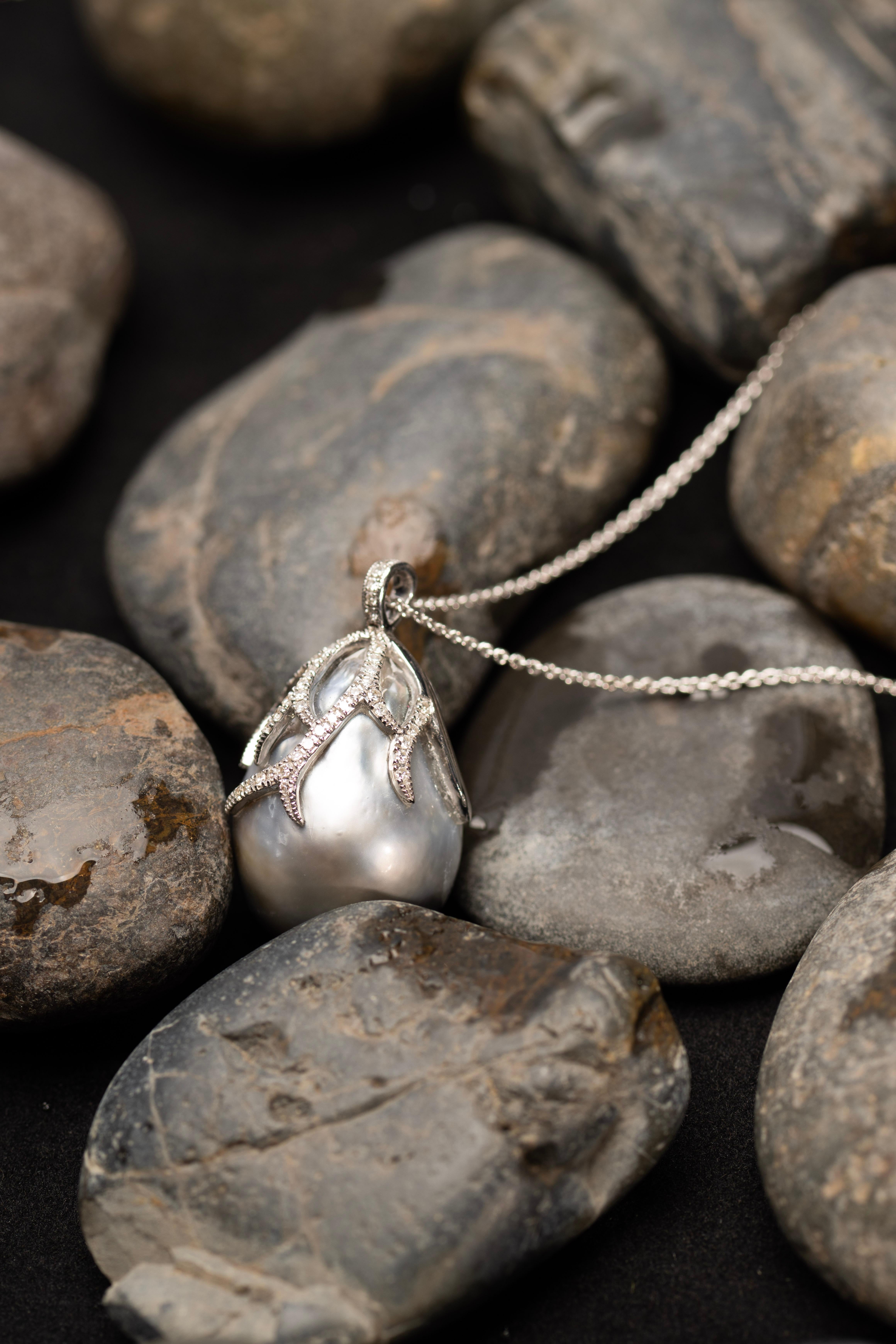 32.89ct Tahitian Pearl Necklace with Diamond-Dusted Claw Setting in 18K Gold For Sale 1