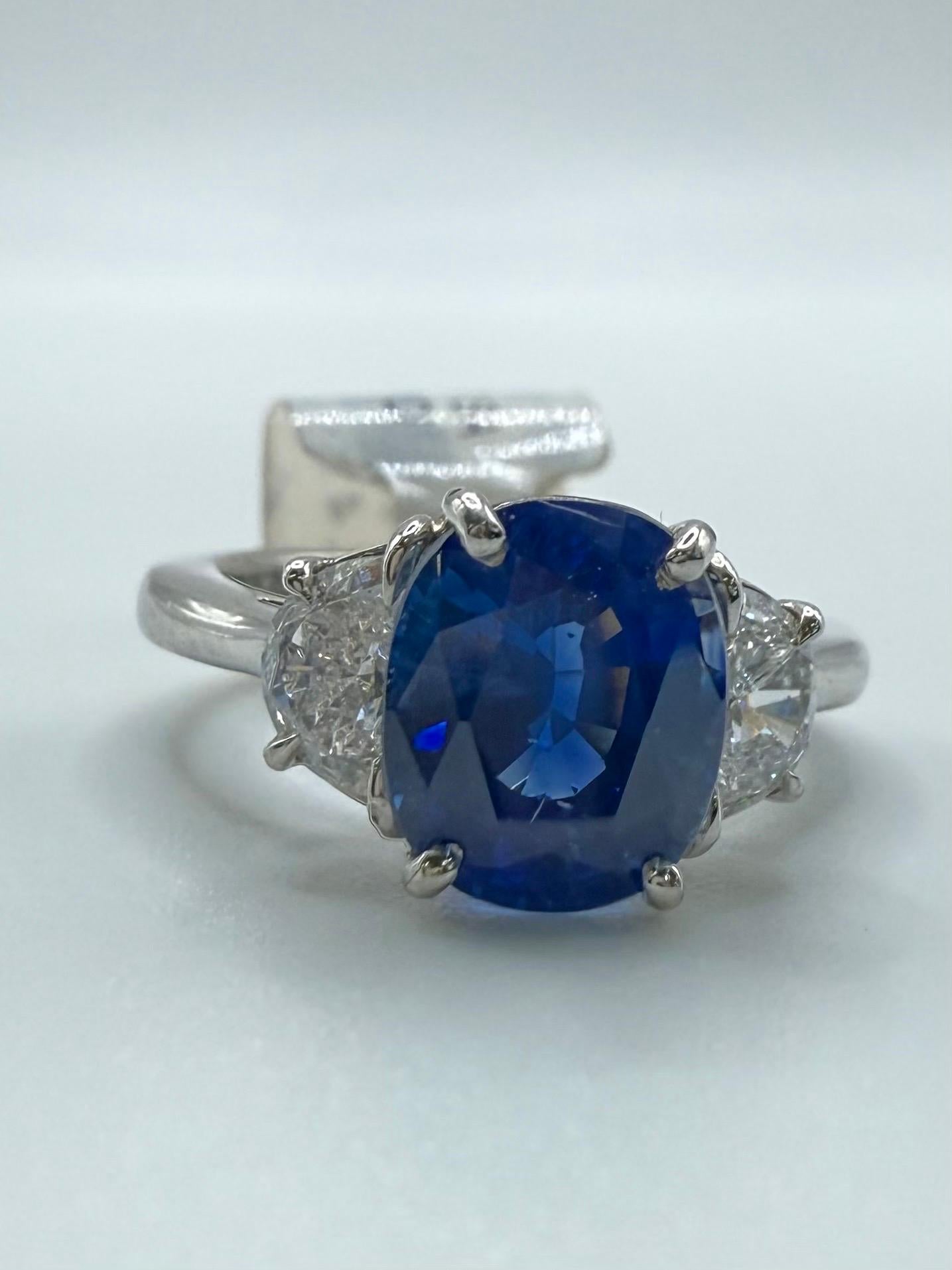 Unglaublicher Ring aus blauem Saphir mit Diamanten auf beiden Seiten, hergestellt aus Platin. Der Saphir hat 3,28 Karat, die seitlichen Diamanten haben 0,85 Karat. Der Ring wiegt 8 Gramm und ist derzeit eine Größe 6,5 (kann nachbestellt