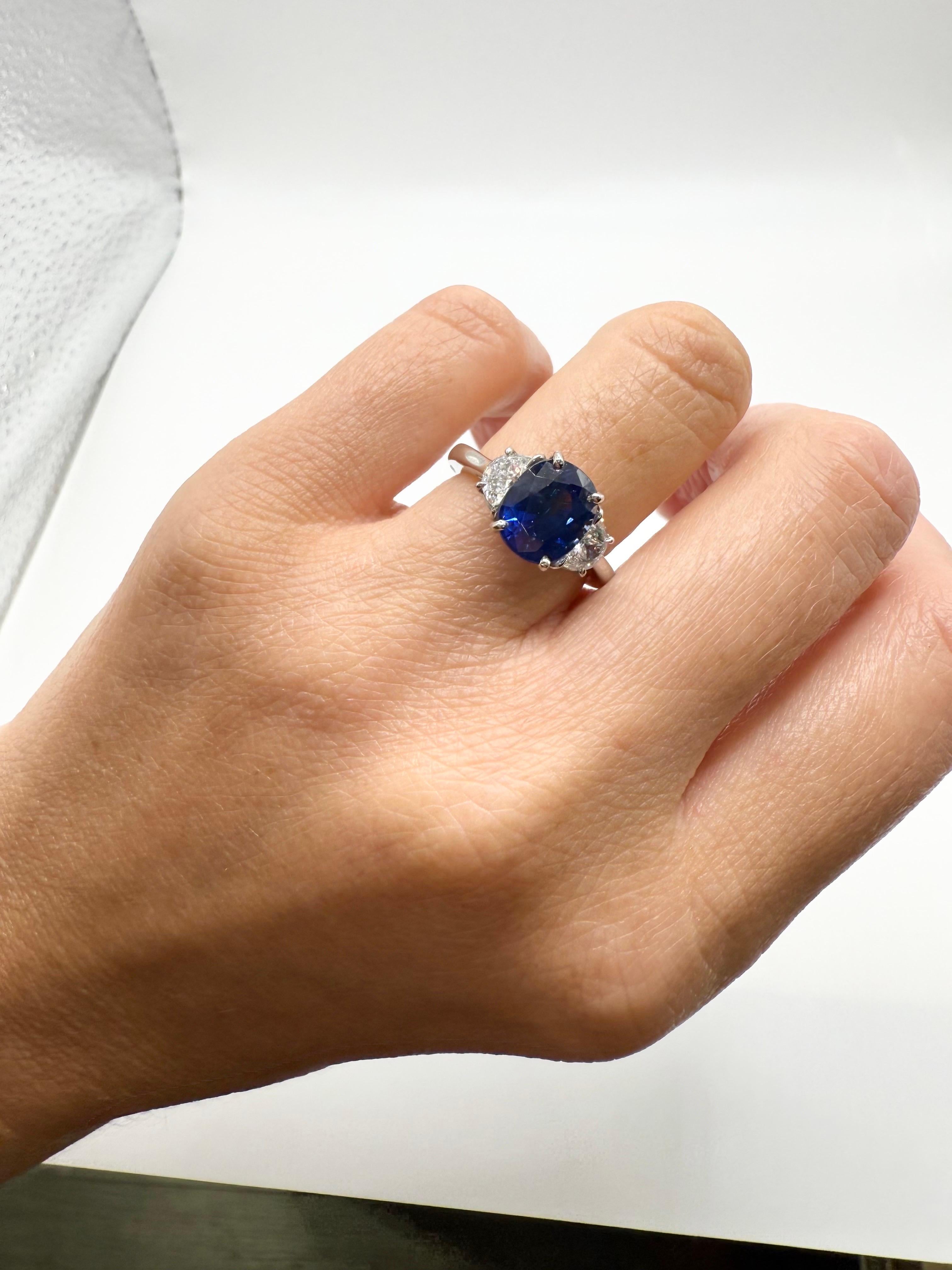 3,28ct Saphir-Diamant-Cocktailring aus Platin Ring mit drei Steinen (Rundschliff) im Angebot