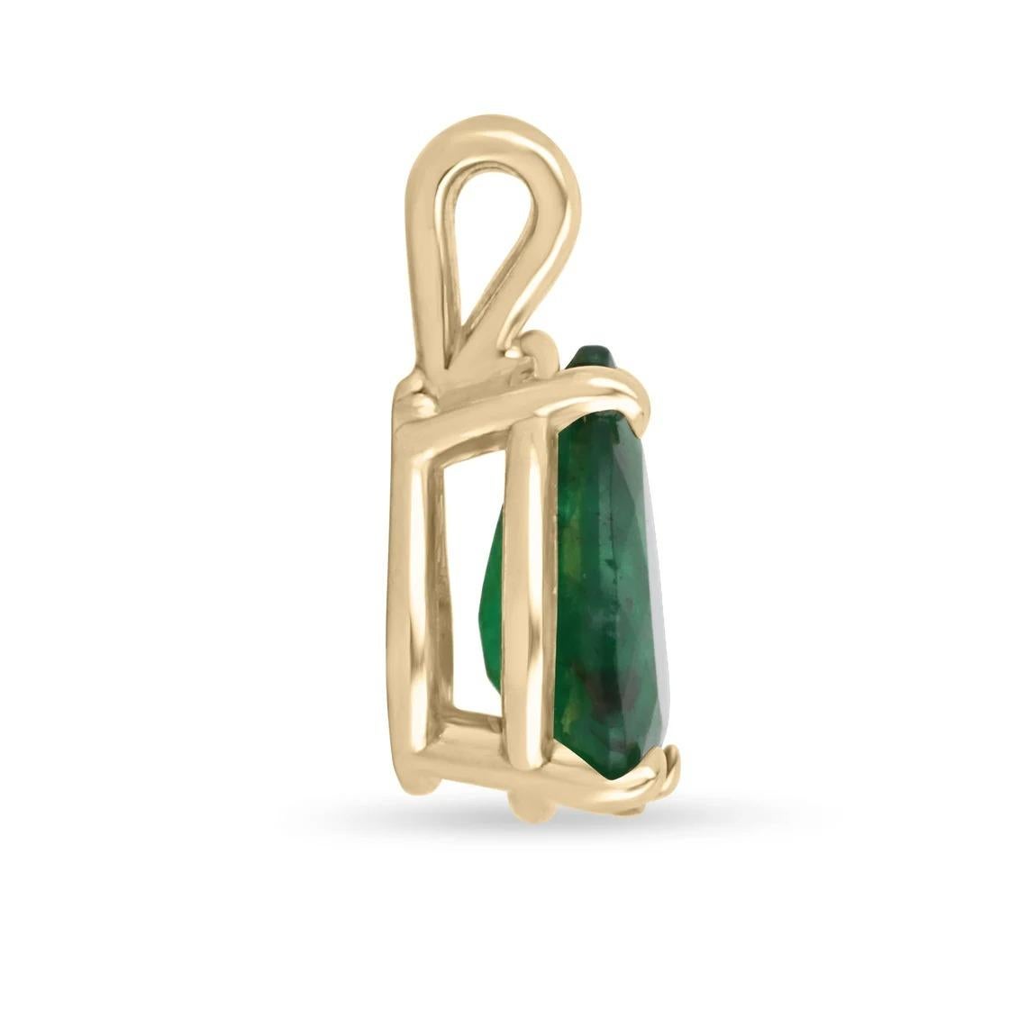 *Catena venduta separatamente.

Stile di incastonatura: A reticolo
Materiale dell'incastonatura: Oro giallo 14K
Peso dell'impostazione: 1,6 grammi

Pietra principale: Smeraldo
Forma: Taglio a pera
Peso: 3,28 carati
Chiarezza: