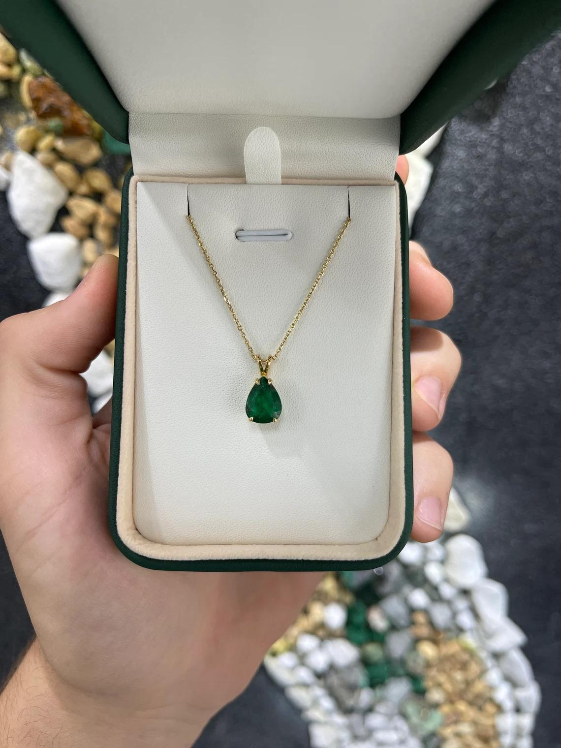 Moderno 3,28 carati di smeraldo naturale tagliato a pera in oro Solitaire Split Bale 4Prong Setting in vendita