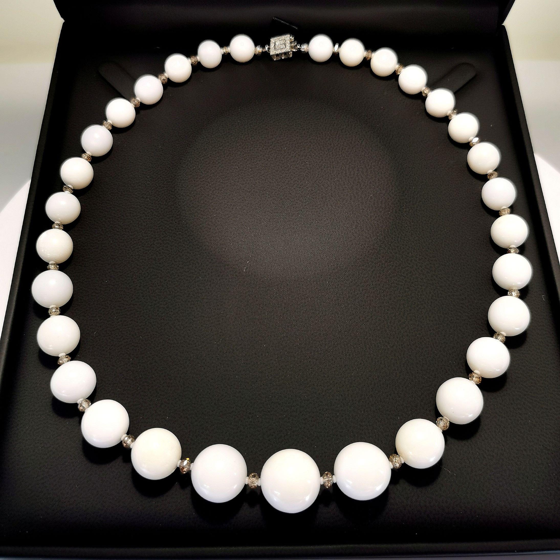 Magnificent and rare white gold 18K diamonds necklace with huge Natural Saltwater Pearls Clams 