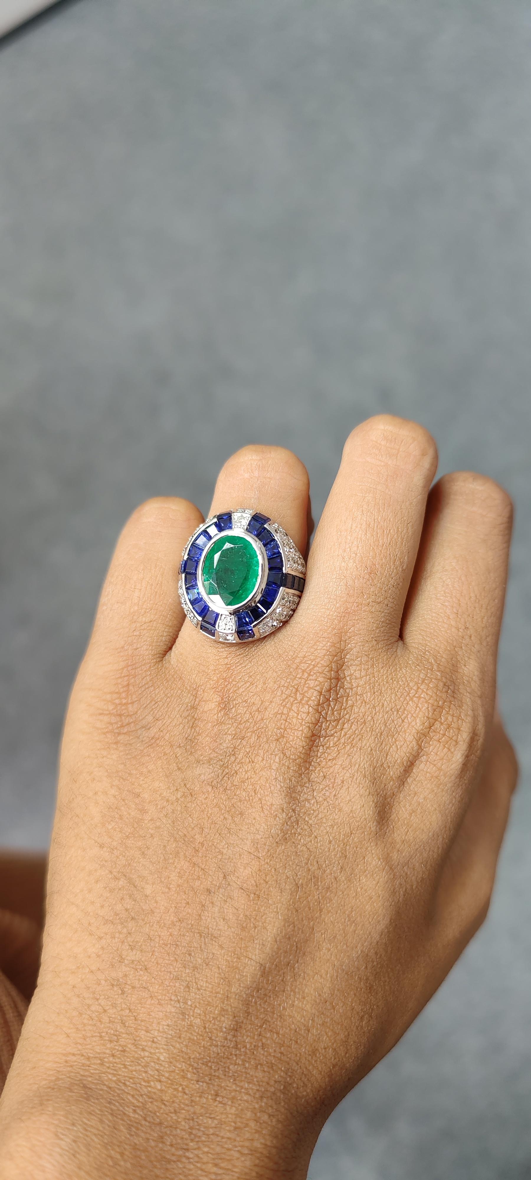 3.29 Carat Art Deco Emerald Ring studded with Blue Sapphires & Diamonds In New Condition For Sale In Bangkok, TH