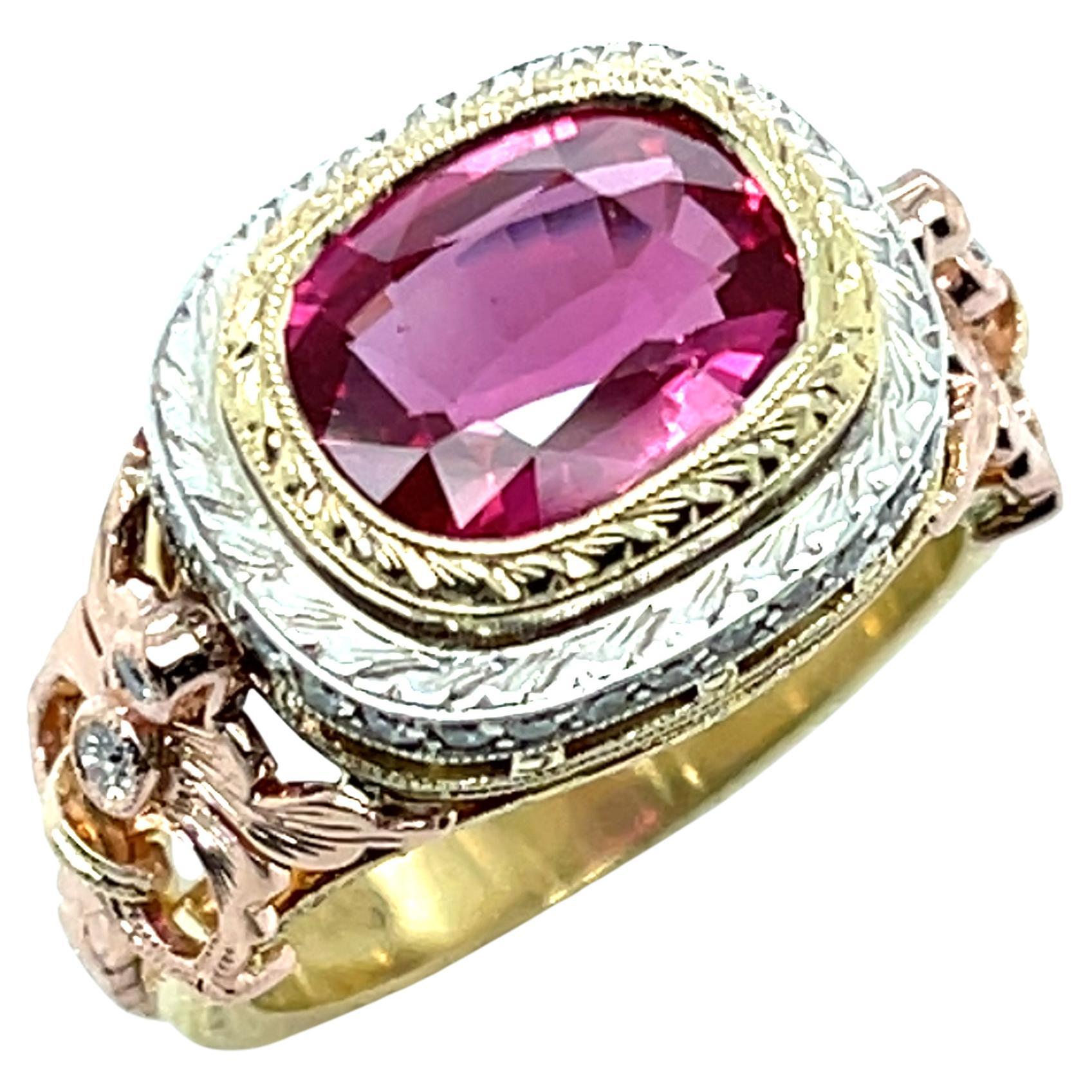 Questo splendido anello fatto a mano presenta uno zaffiro rosa caldo di 3,29 carati. Lo zaffiro ha un colore ricco e saturo, quasi 