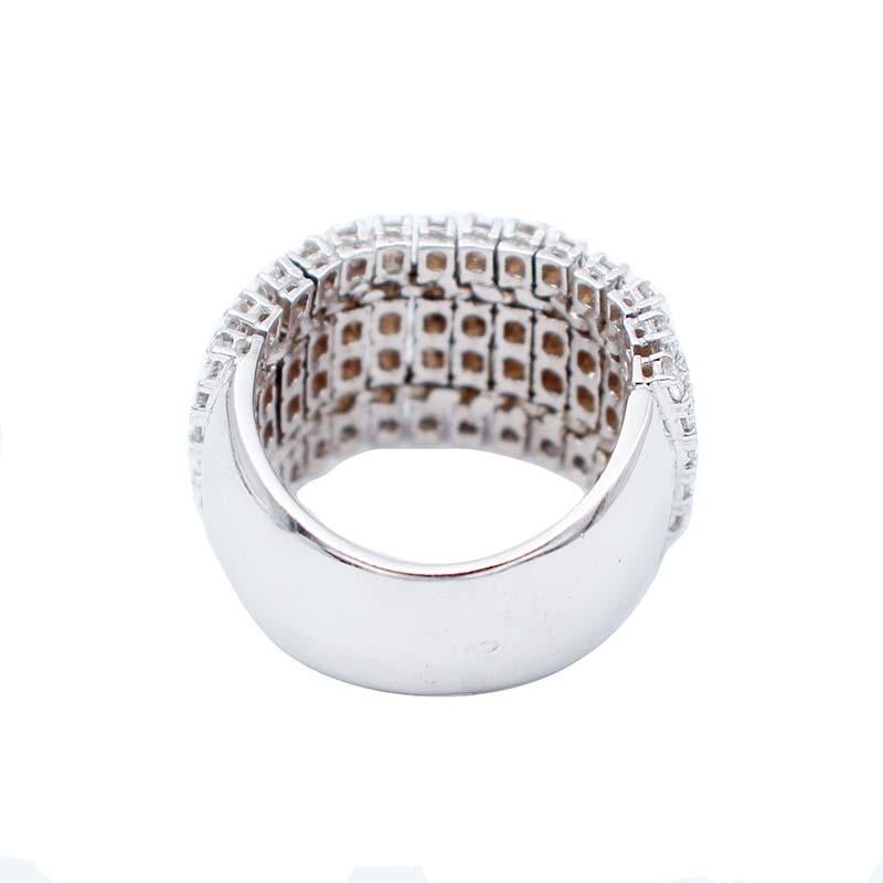 Moderno Anello con diamanti da 3,29 carati e fascia in oro bianco da 18 carati in vendita