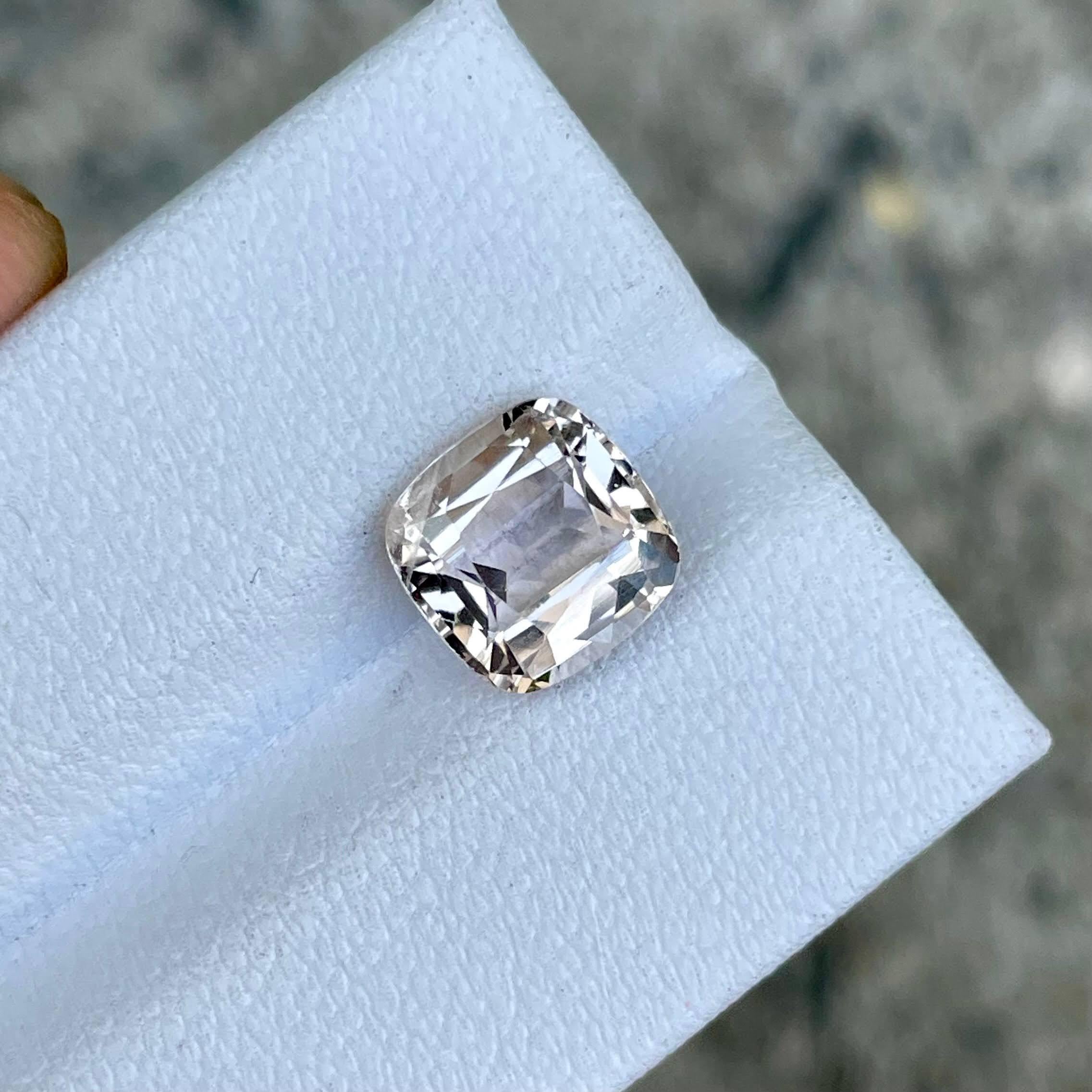 Peso 3,29 carati 
Dimensioni 8,5x8,5x5,2 mm 
Trattamento nessuno 
Origine Pakistan 
Chiarezza VVS 
Forma del cuscino 
Taglio sfaccettato 



Questa squisita gemma di Topazio del Pakistan da 3,29 carati naturali presenta uno splendido taglio a