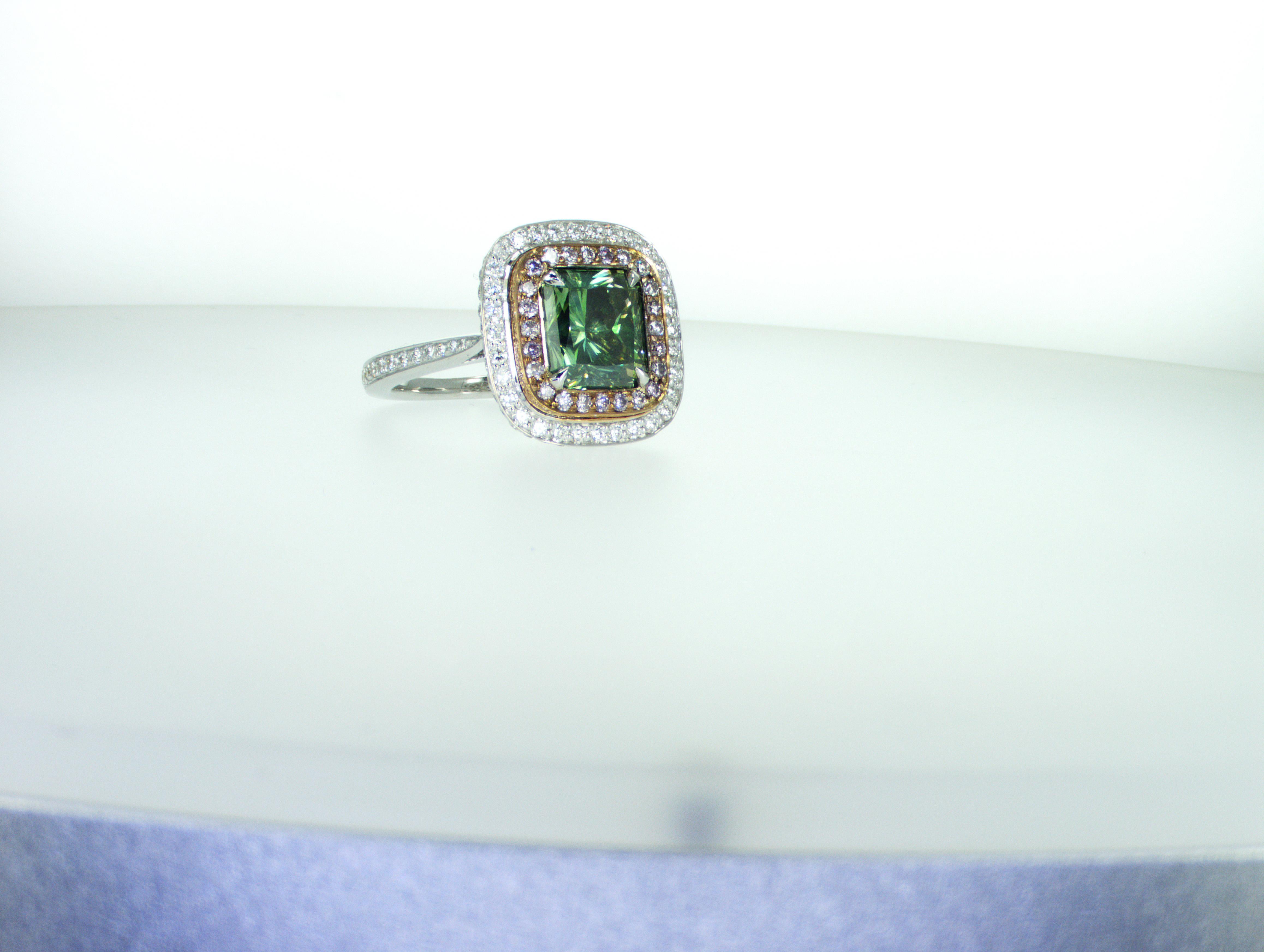 Modern 3.29 carats Rectangular Green Diamond Ring For Sale